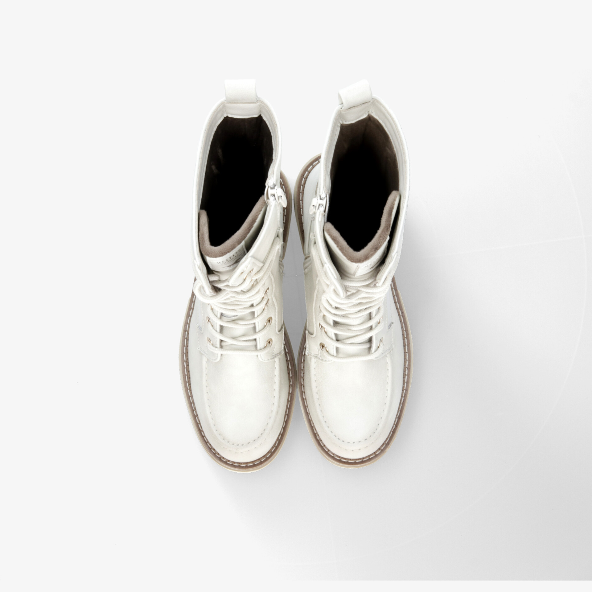 Moderne weiße Schuhe im Paar mit komfortabler Polsterung und stabiler Schnürung von oben aufgenommen