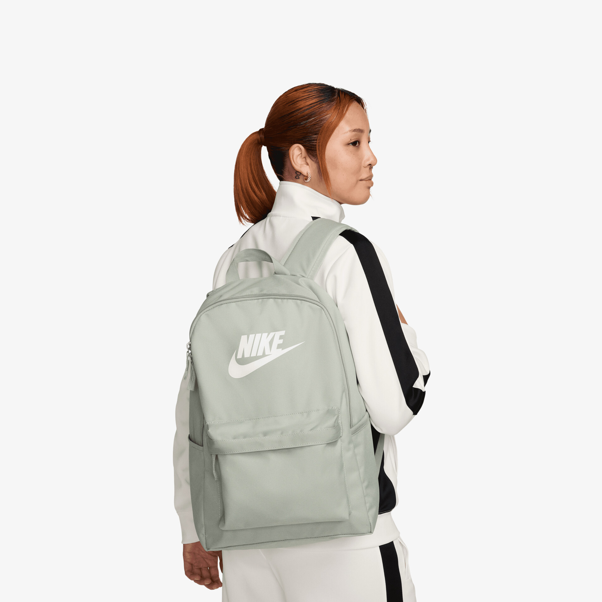 Leichter, robuster Nike Rucksack in grau mit praktischen Fächern und verstellbaren Schultergurten seitlich getragen