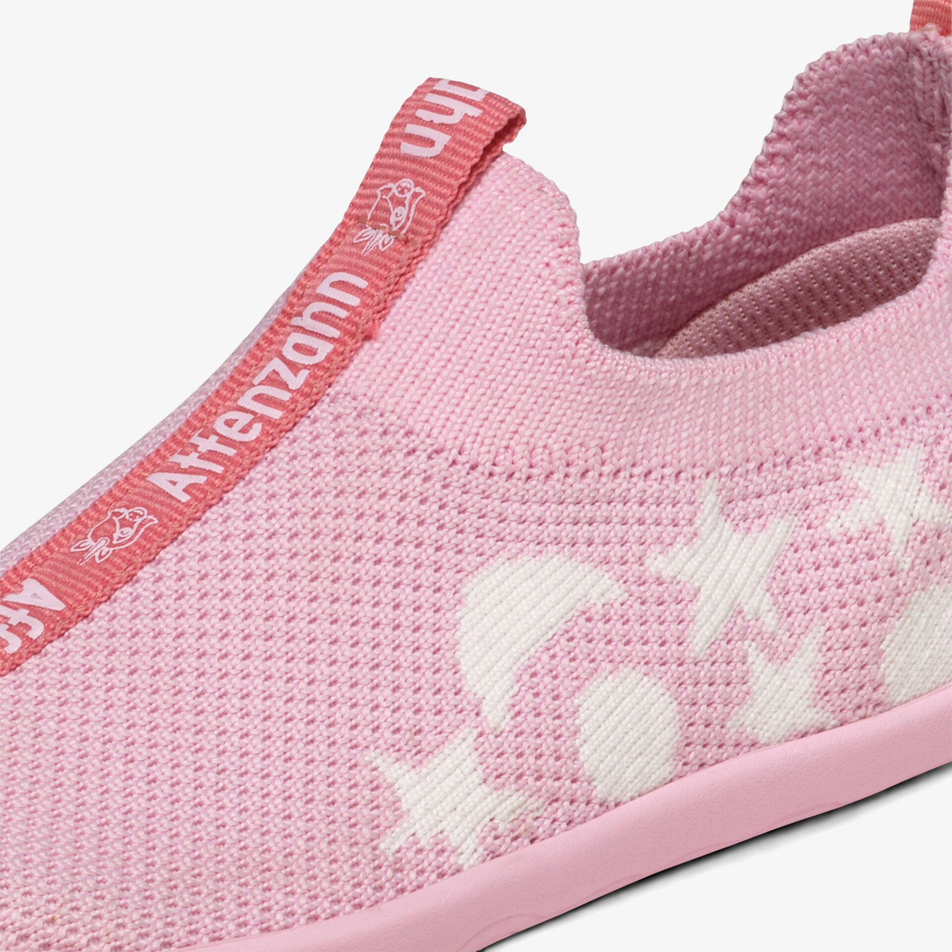 Detailaufnahme eines leichten, atmungsaktiven Schuhs mit flexiblen Material und weichem Komfort