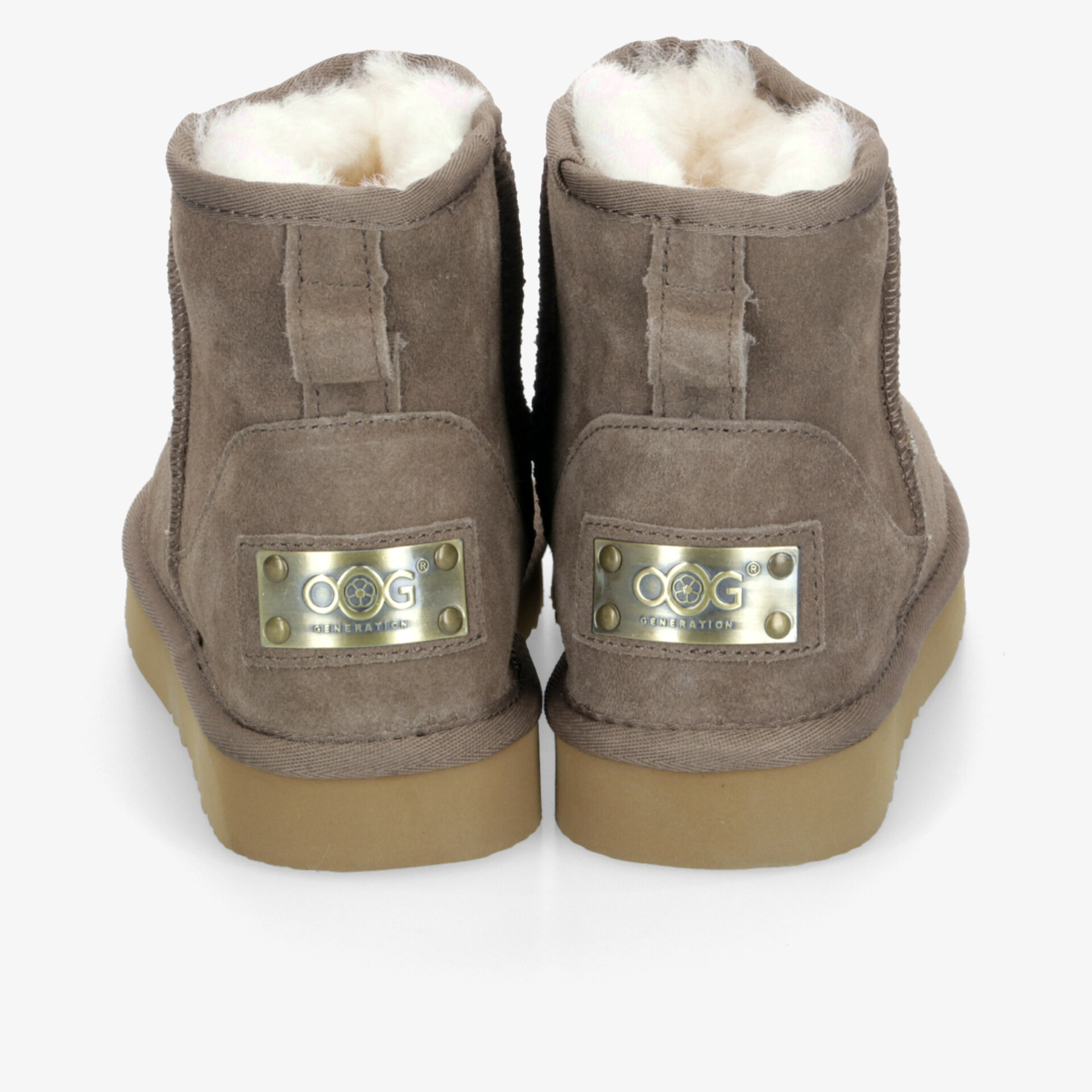 Warme braune Schuhe mit kuscheligem Innenfutter und robustem Schaft, Rückansicht mit Metalllogo auf der Ferse