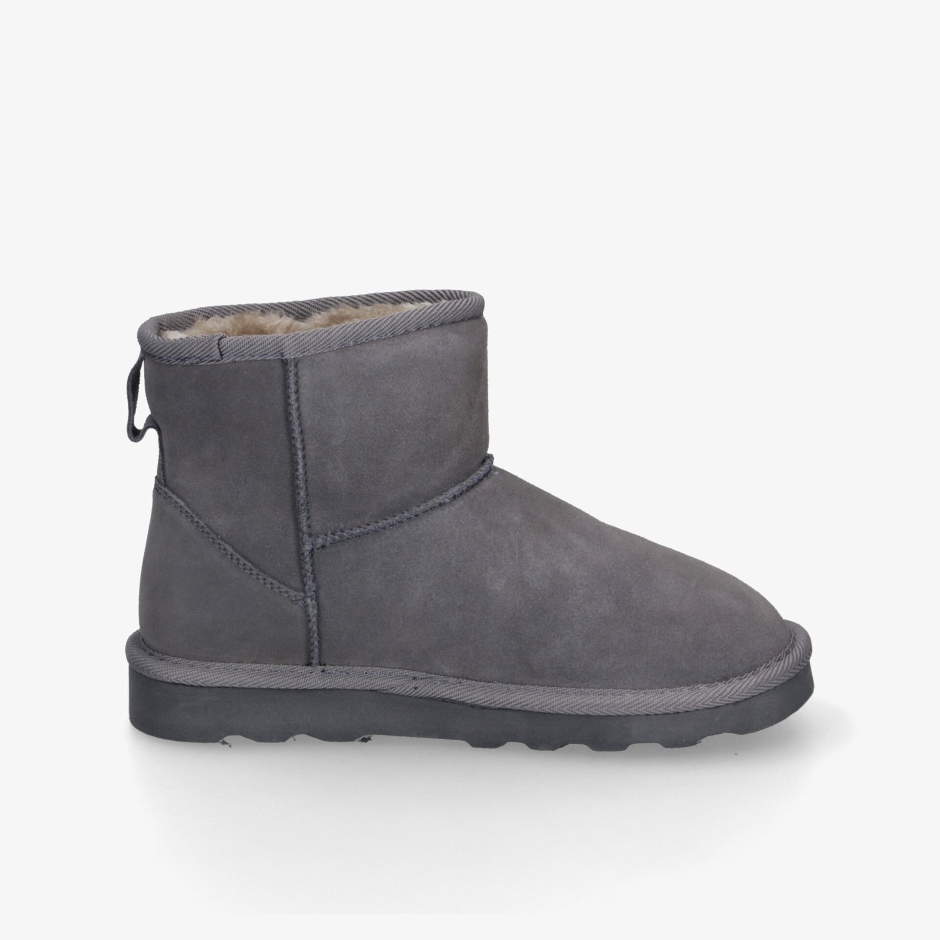 Robuster warmer Winterboot mit weichem Futter und rutschfester Sohle in klarer Seitenansicht