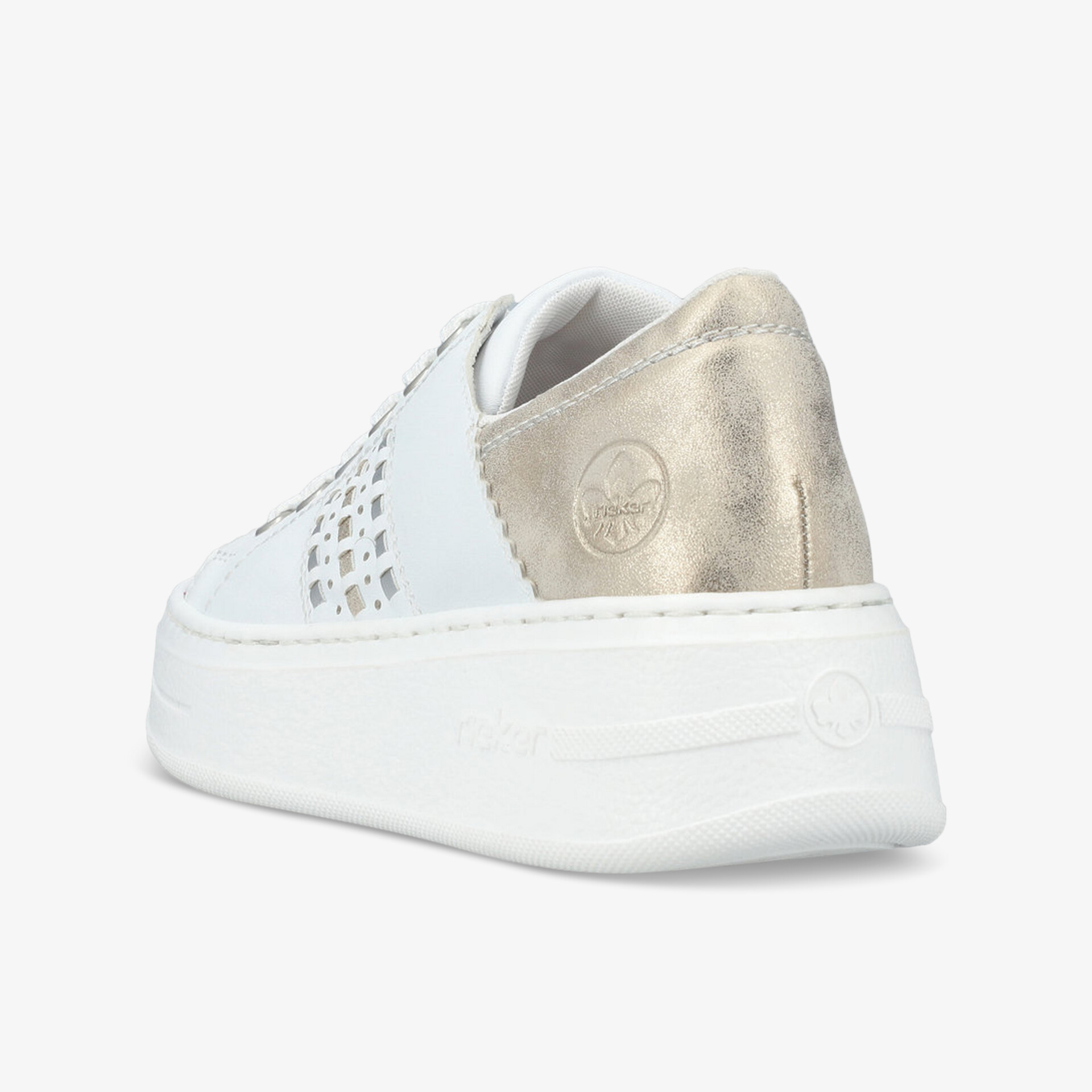 Moderner weißer Sneaker mit goldfarbener Ferse und dicker weißer Komfortsohle in Rückansicht