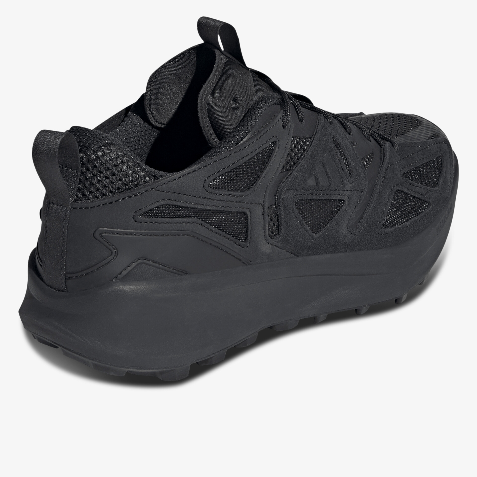 Schwarzer sportlicher Schuh mit atmungsaktivem Material und komfortabler Passform, rutschfeste Sohle für sicheren Halt