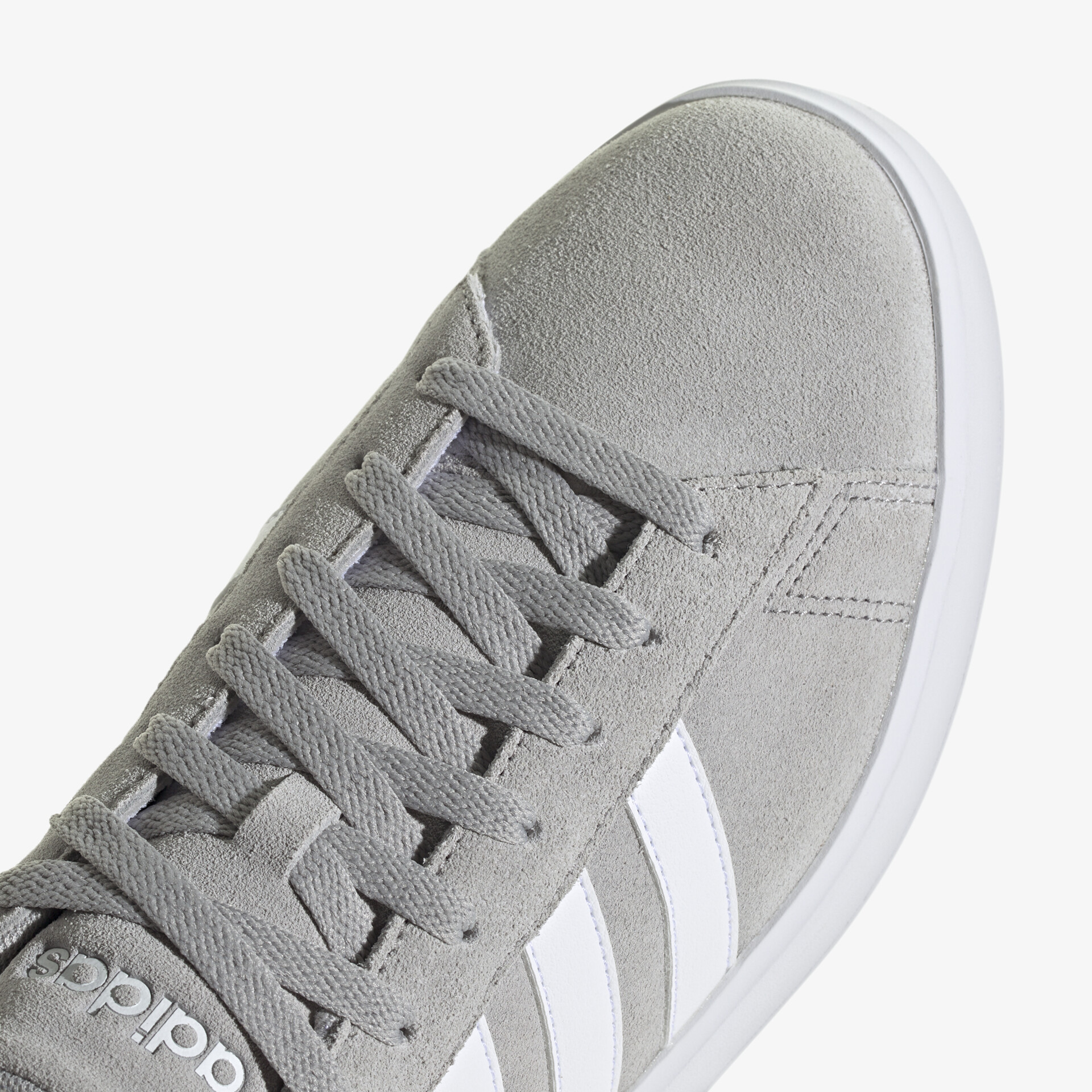 Grauer Sneaker mit klassischen weißen Streifen und bequemer Passform für sportlichen Stil.