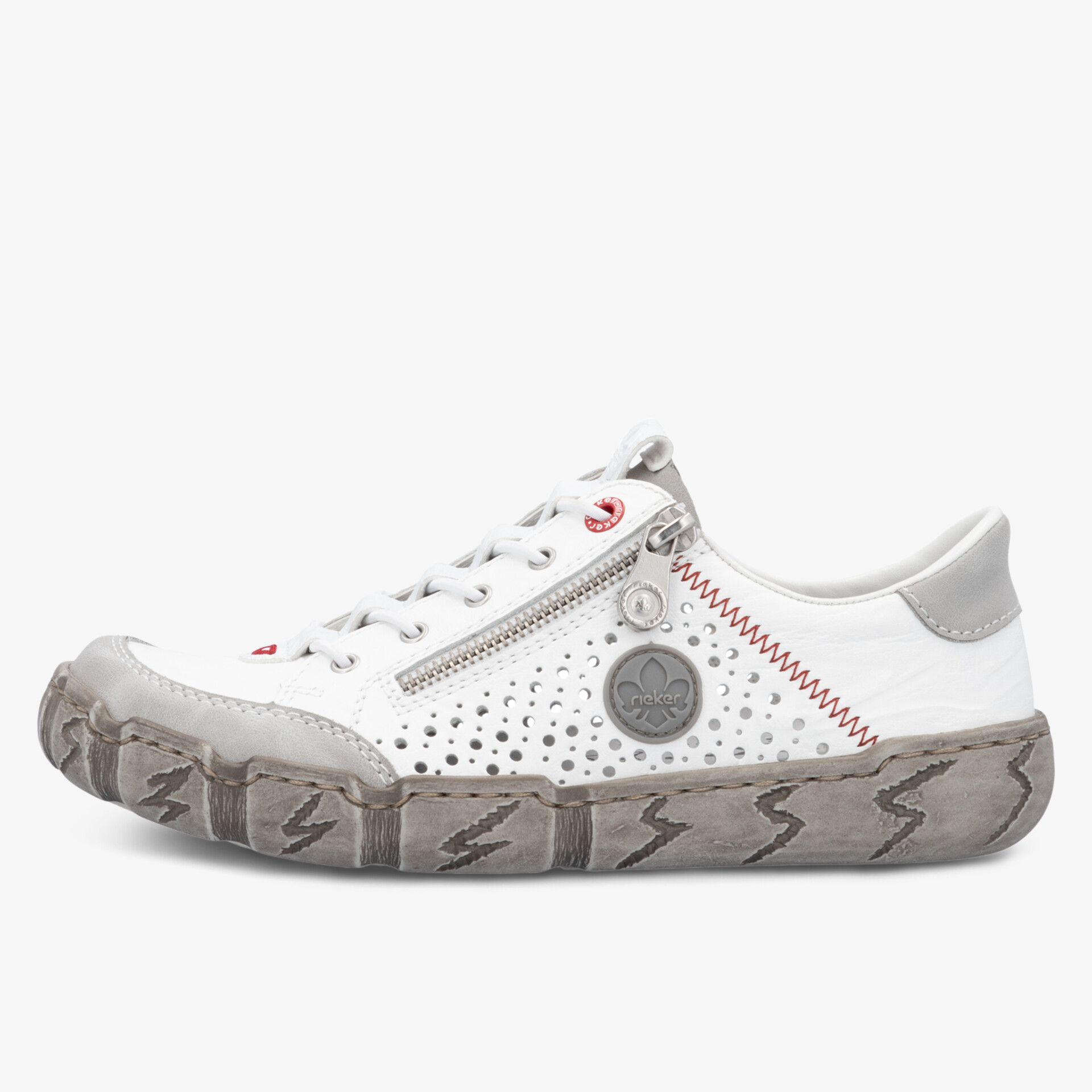 Moderner weißer Sneaker mit perforiertem Obermaterial, grauer Profilsohle und auffälligen roten Details