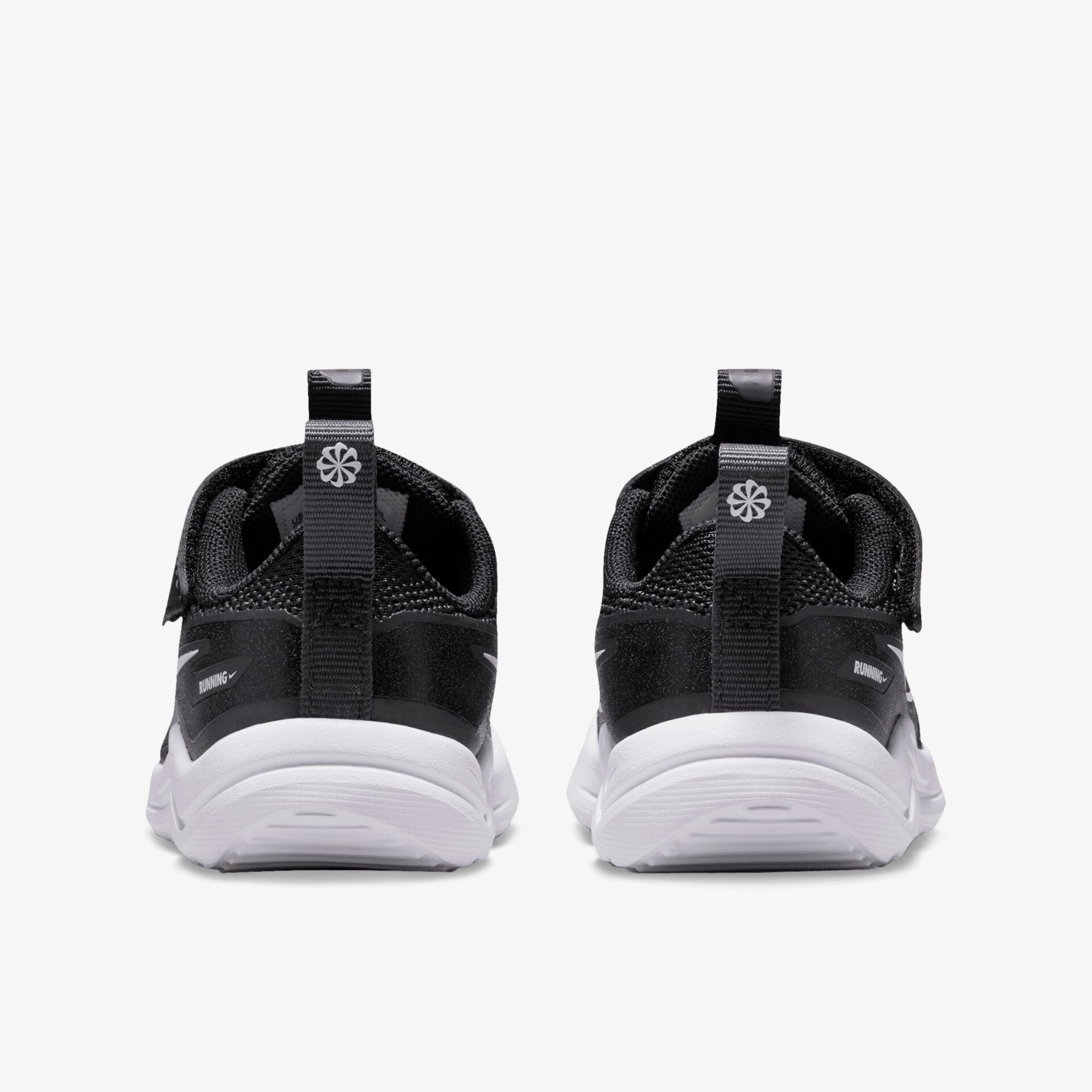 Leichtes Paar schwarze Sneaker mit gepolstertem Einstieg und rutschfester weißer Sohle in klarer Rückansicht