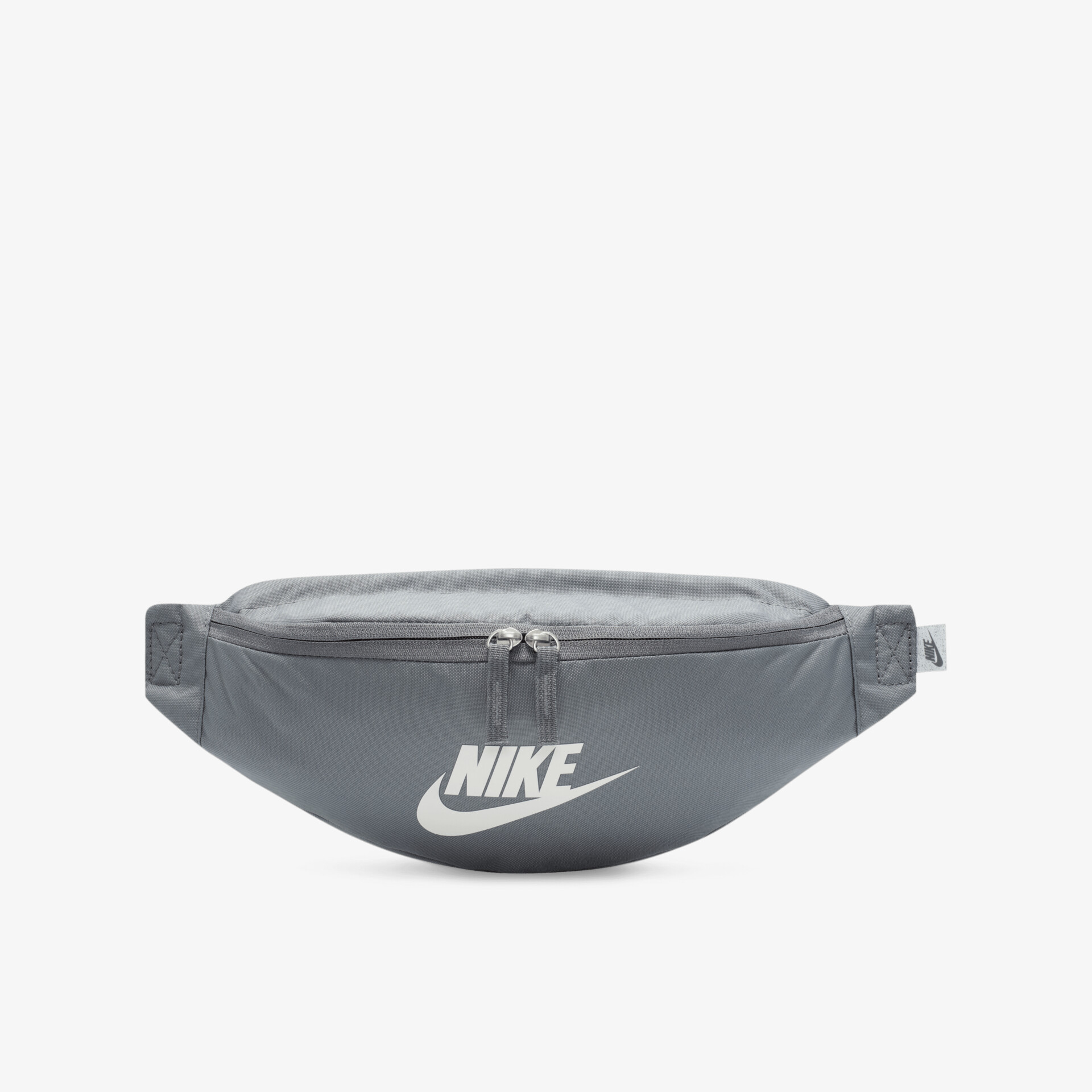 Leichte graue Nike Bauchtasche mit verstellbarem Gurt und Reißverschlussfach für praktischen Transport