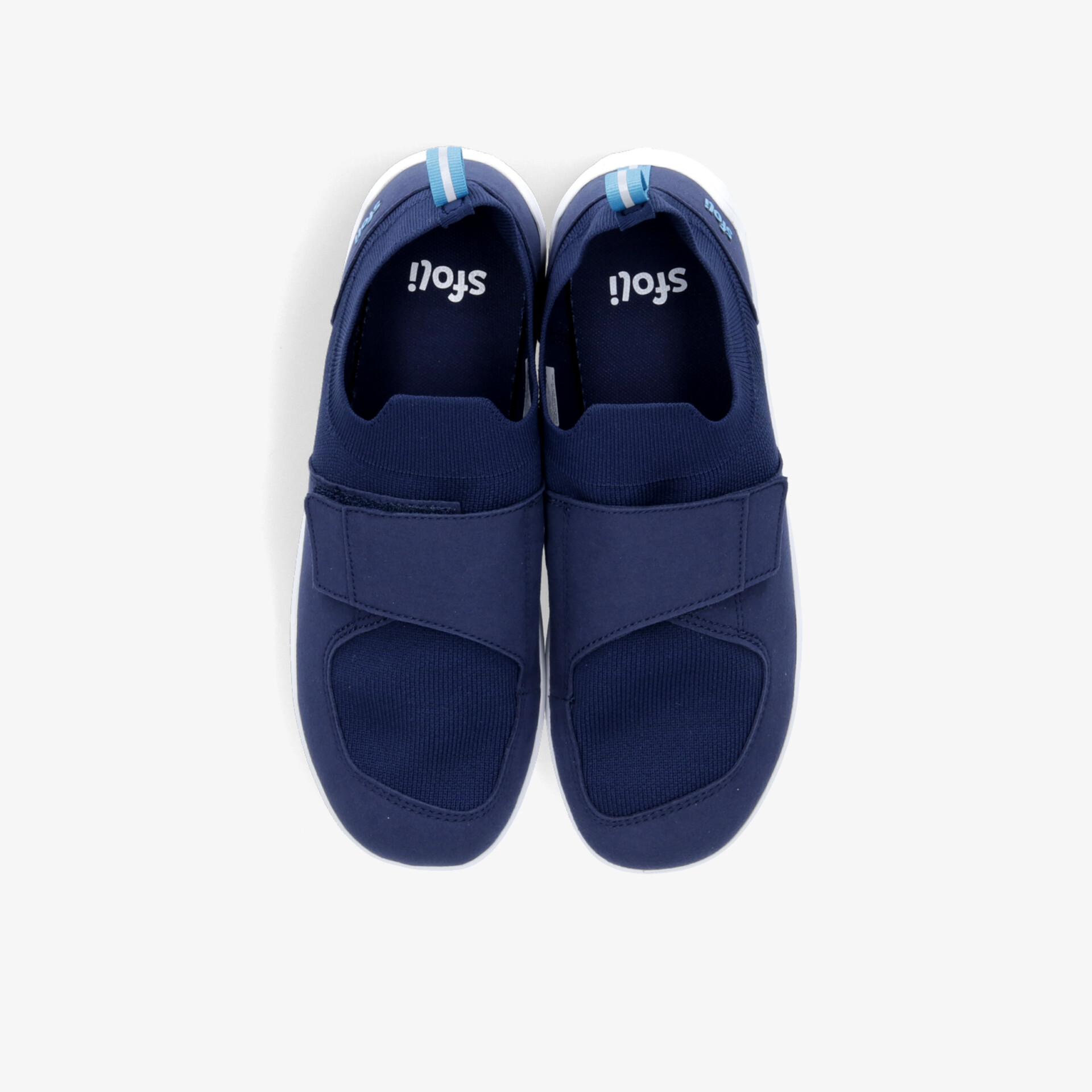 Bequeme navy blaue Schuhe mit elastischem Verschluss und rutschfester Sohle, ideal für sportliche Aktivitäten