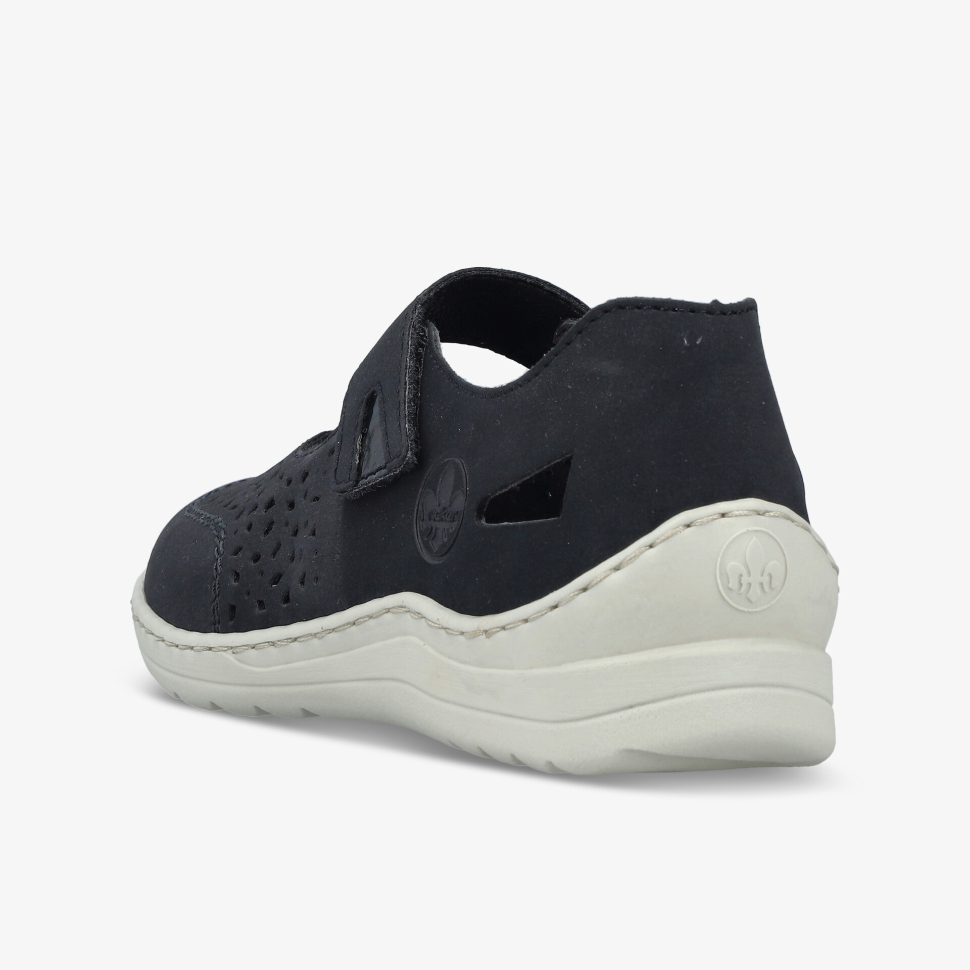 Seitliche Ansicht eines schwarzen Schuhs mit atmungsaktiven Löchern und verstellbarem Klettverschluss für optimalen Tragekomfort