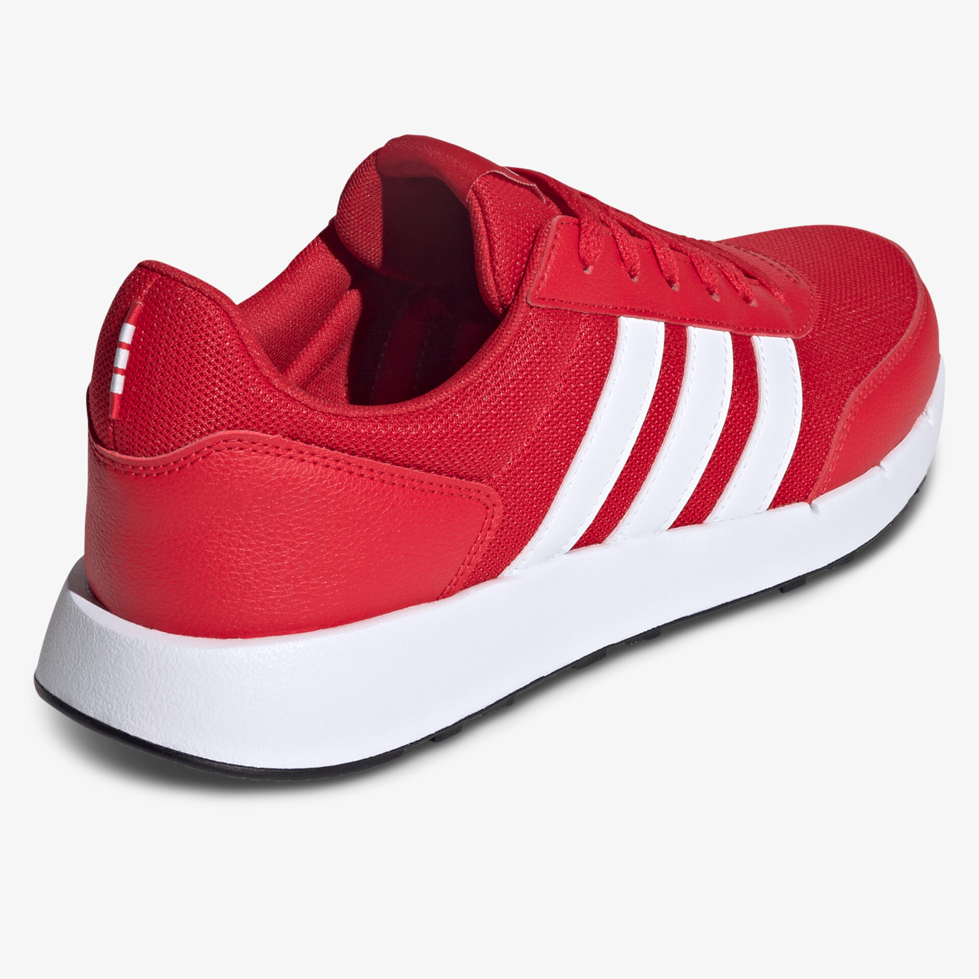 Moderner roter Sneaker mit weißen Streifen und leichter, rutschfester Sohle für optimalen Tragekomfort