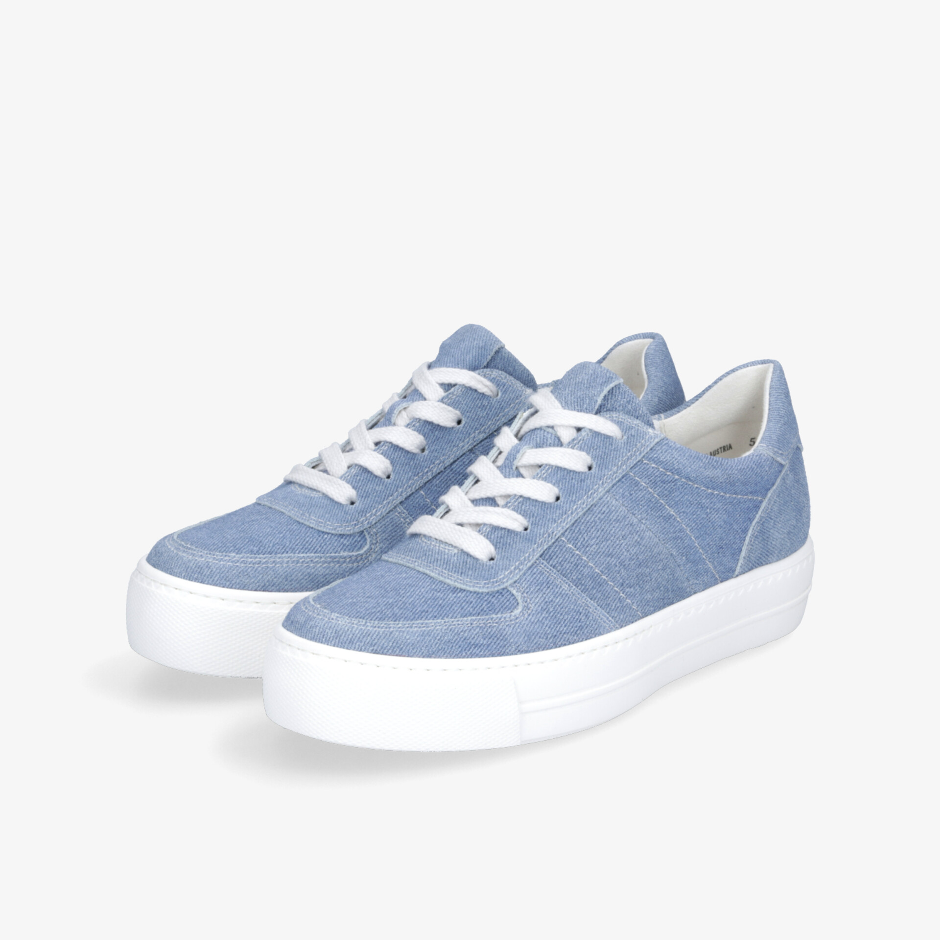 Blau-weiße Freizeitschuhe als Paar mit Schnürsenkeln und weißer Sohle, sportlich und komfortabel