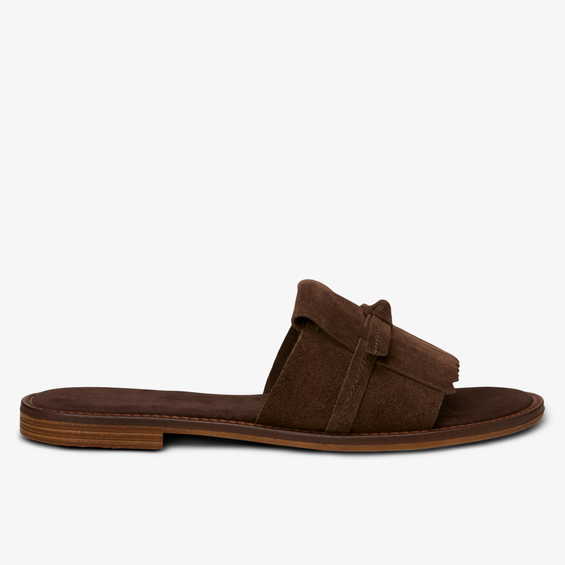 Braune flache Ledersandale mit offenem Zehenbereich, bequem und elegant für sommerliche Casual-Outfits