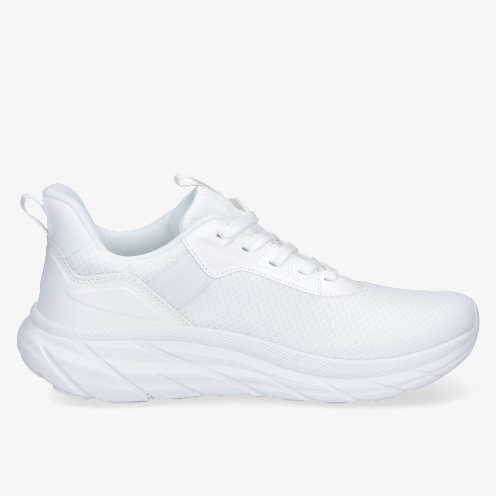 Moderner weißer Sneaker in seitlicher Ansicht mit leichter, atmungsaktiver Konstruktion und bequemer Passform