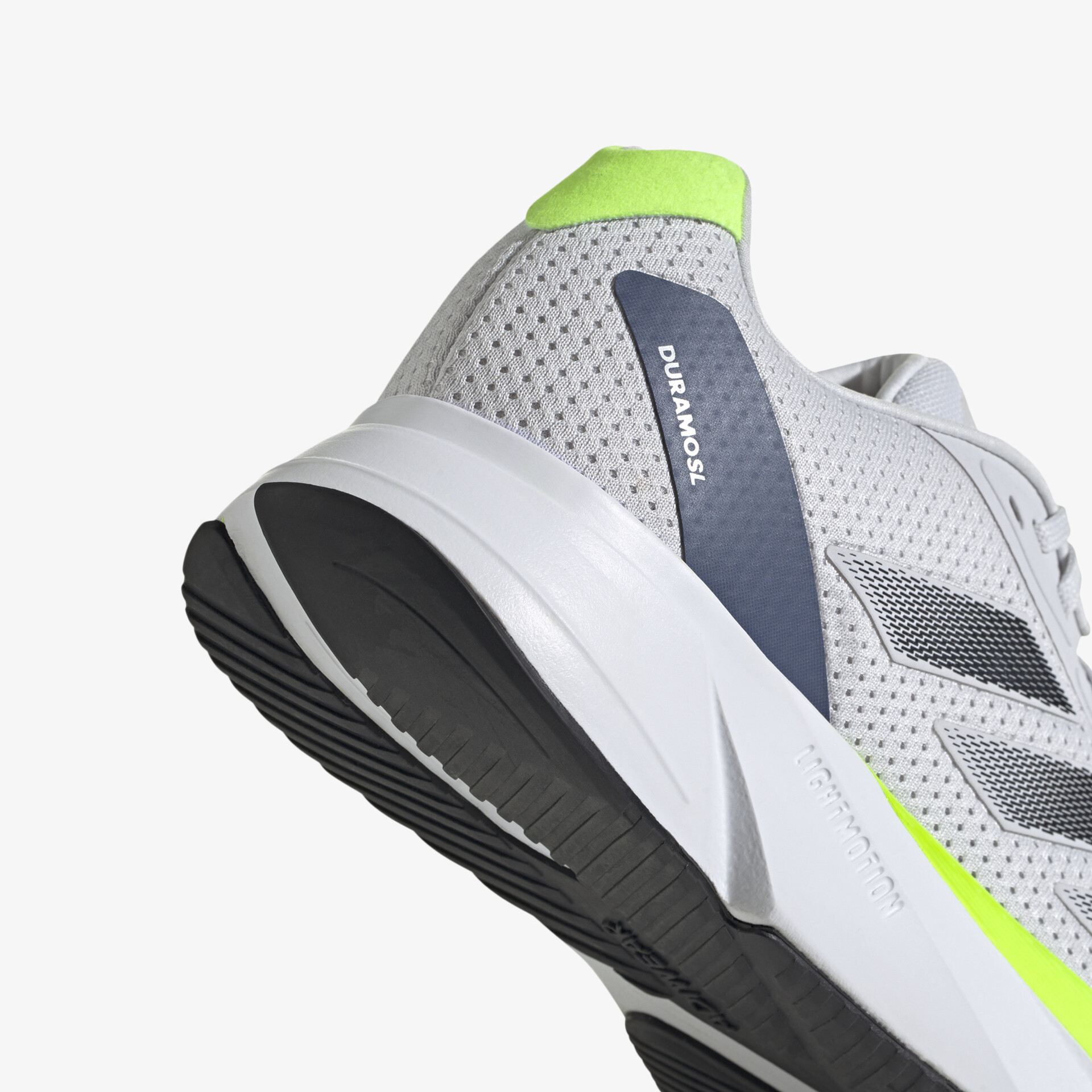 Detailansicht des Sportschuhs mit atmungsaktivem Mesh, gedämpfter Sohle und rutschfestem Laufsohlenprofil in Grau und Neon