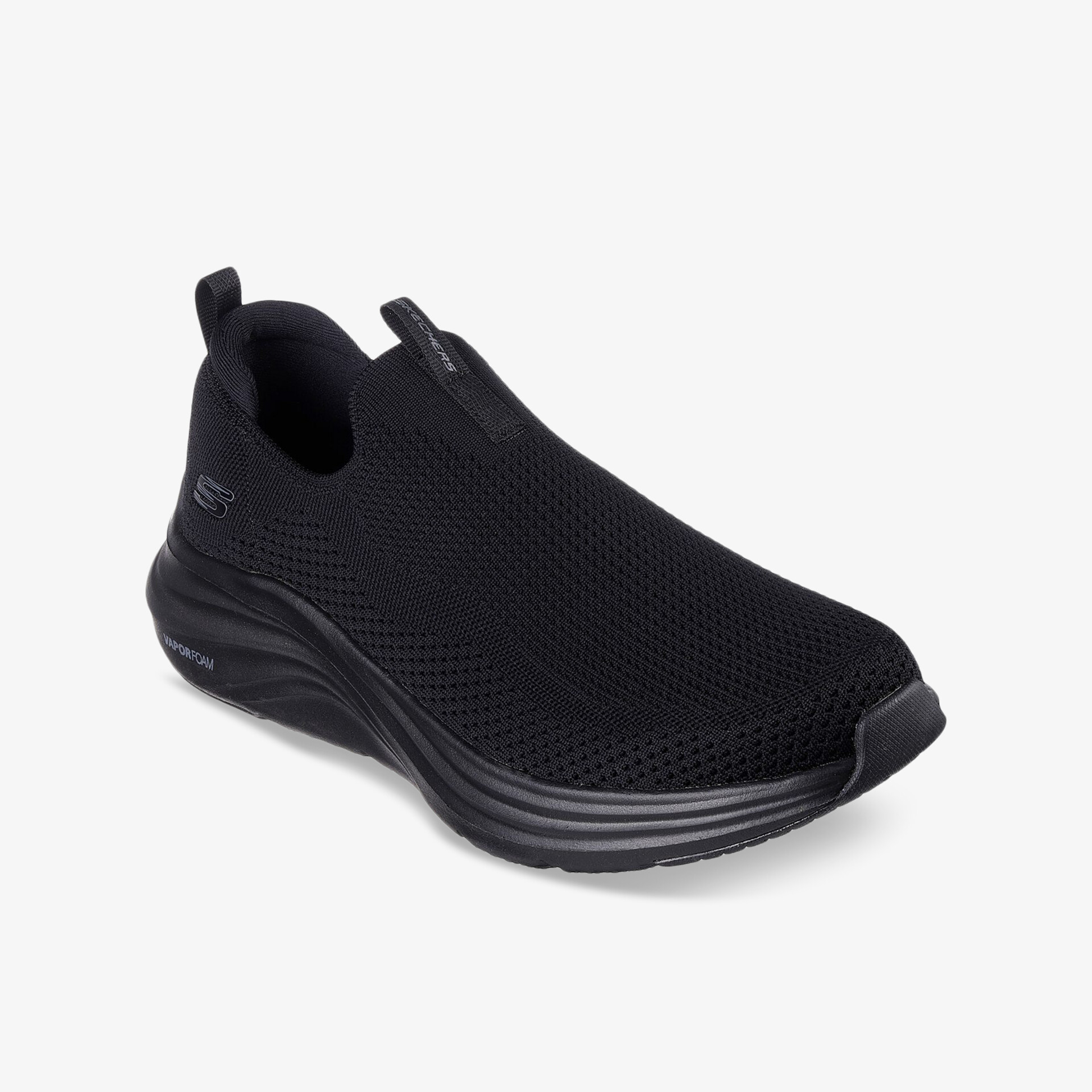 Moderner schwarzer Sneaker mit atmungsaktivem Material und komfortabler, rutschfester Sohle in schräger Frontansicht