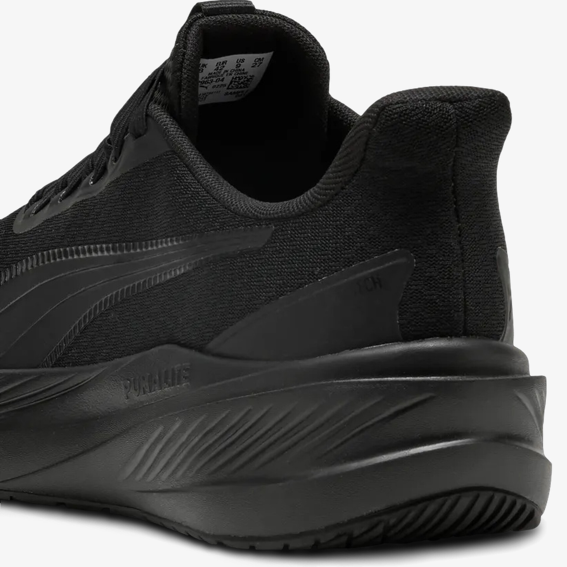 Schwarzer Sneaker mit glattem Design und rutschfester Sohle für optimalen Halt.