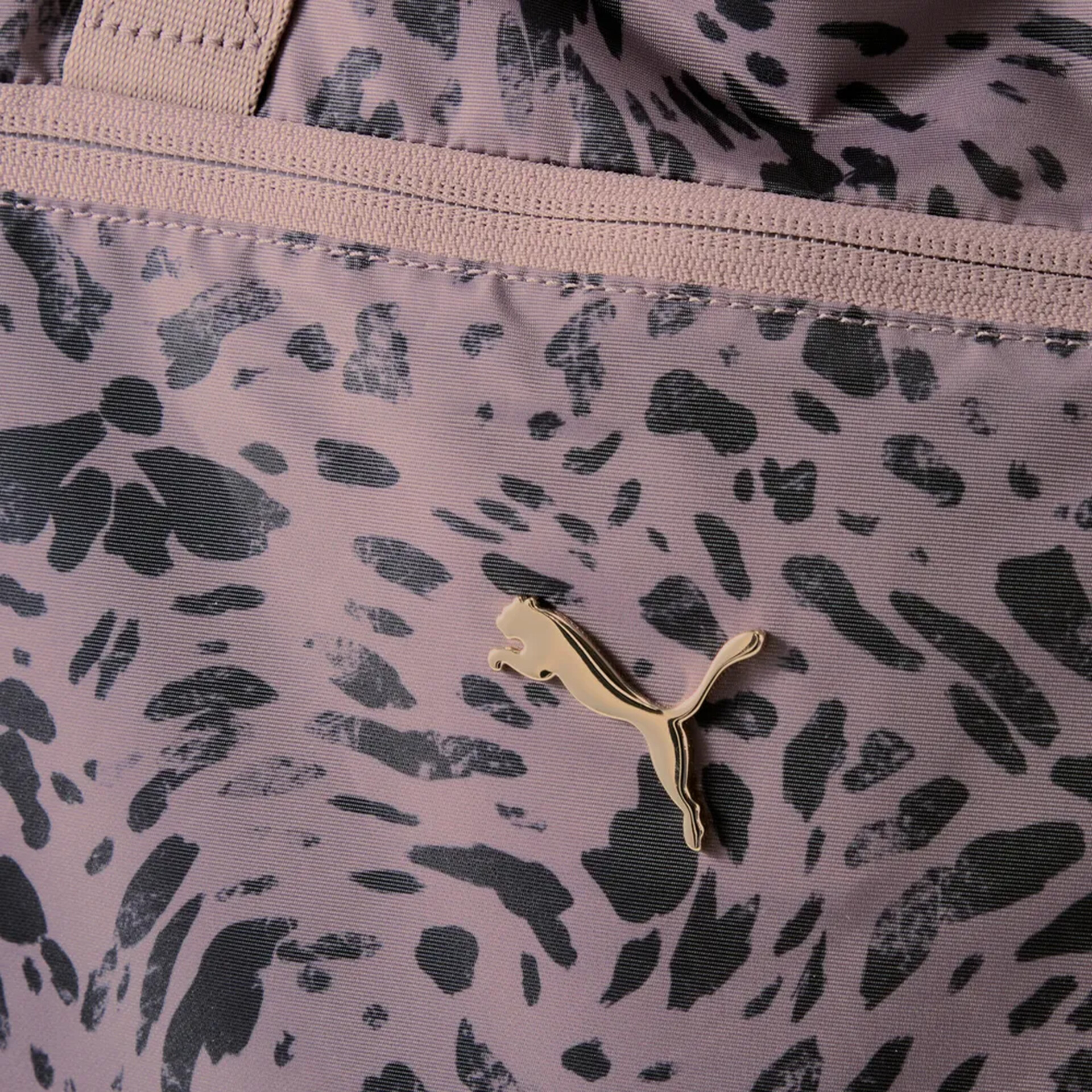 Detailaufnahme eines modernen Produkts mit hochwertigem Material und dezenter PUMA Logo-Plakette