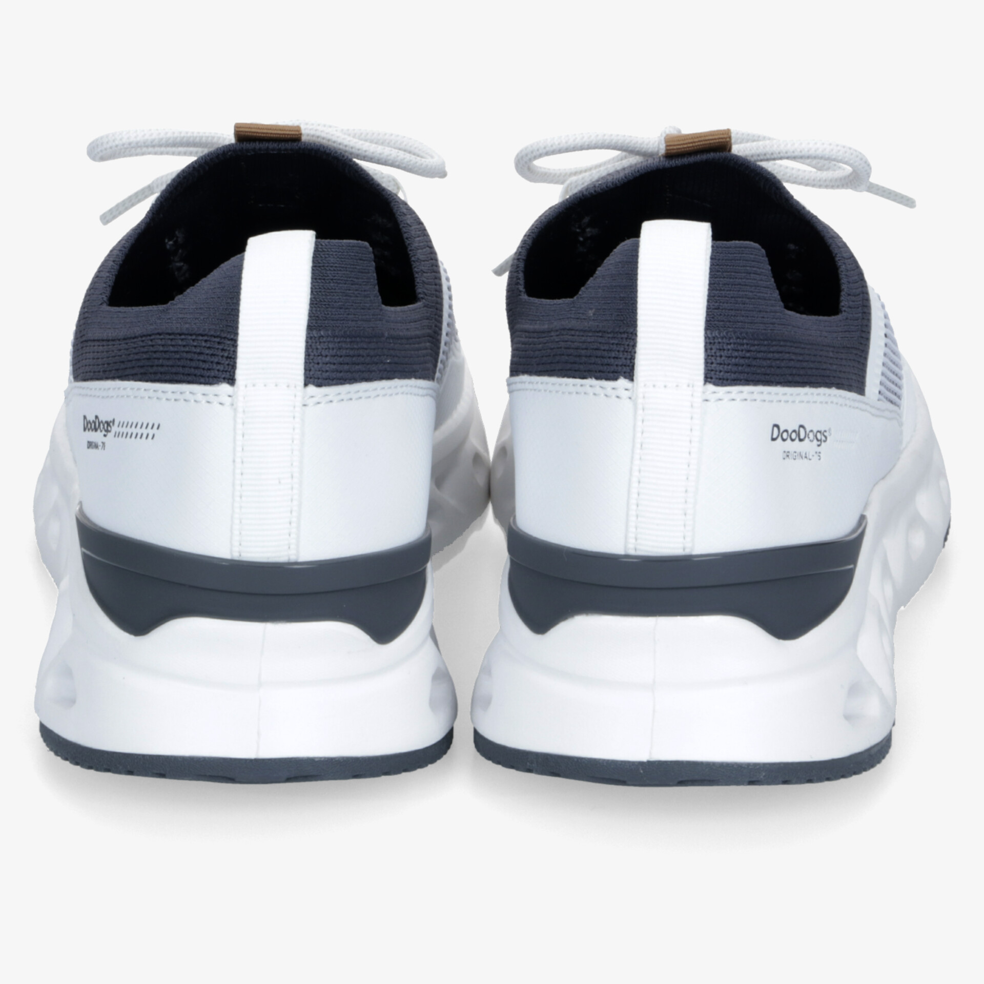 Rückansicht von komfortablen weißen Sportschuhen mit grauen Akzenten und flexibler, gedämpfter Sohle