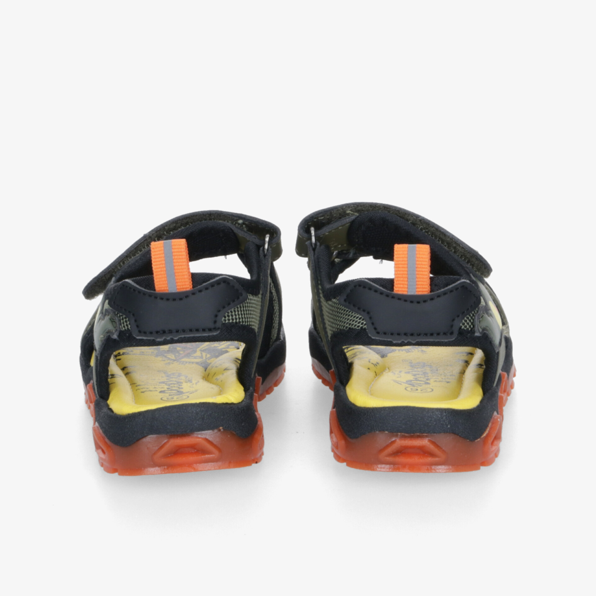 Rückansicht eines Paares bequemer Schuhe mit stabiler, oranger Sohle und verstellbaren Klettverschlüssen