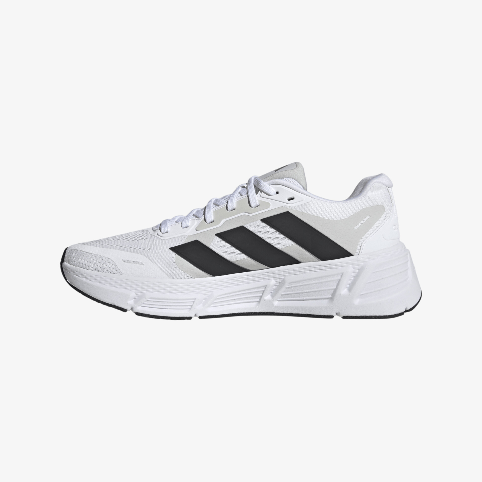 Moderner weißer Sportschuh mit schwarzen Details, ideal für Komfort und Leistung bei sportlichen Aktivitäten.