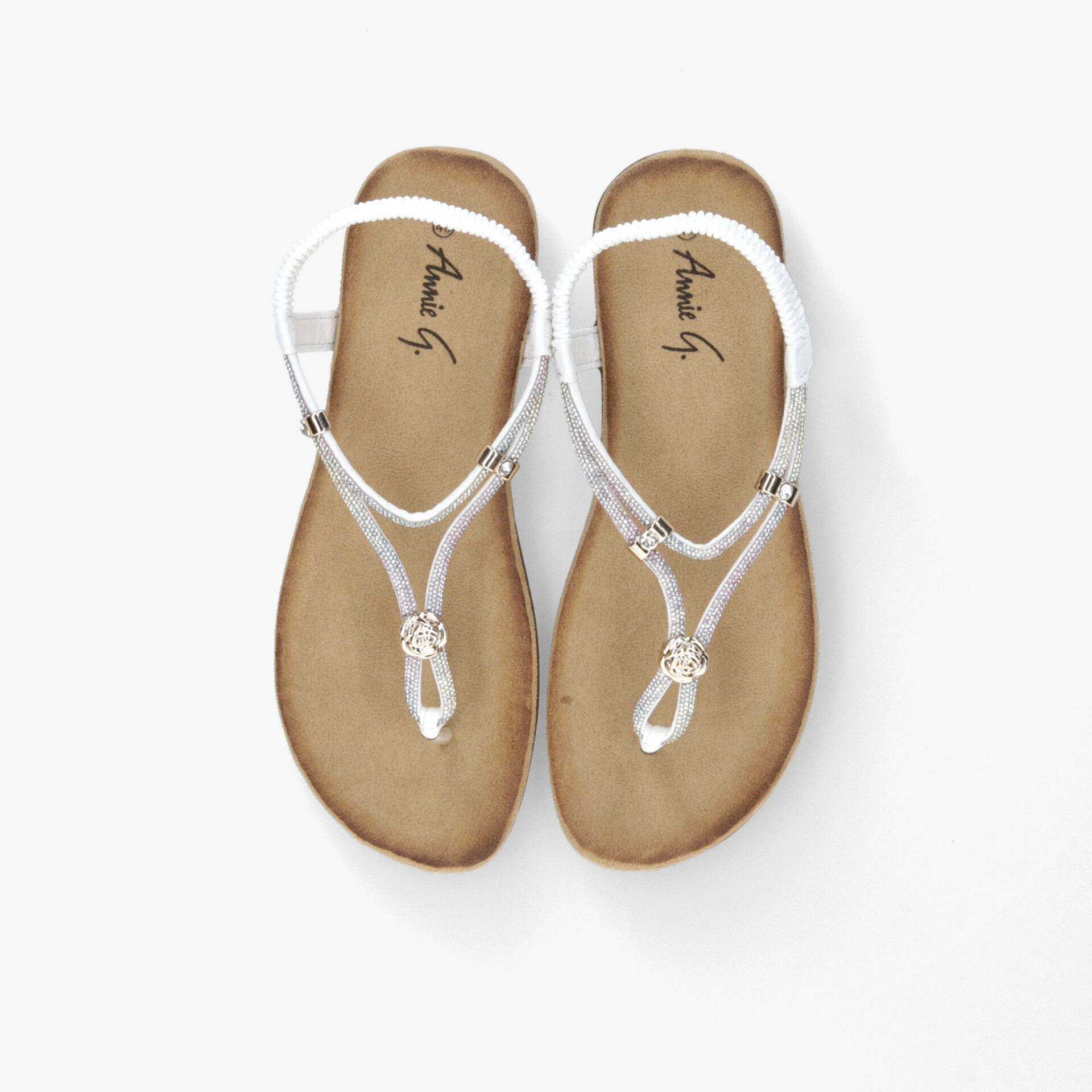 Elegante weiße Sandalen als komfortables, leichtes und modisches Paar für den Sommer