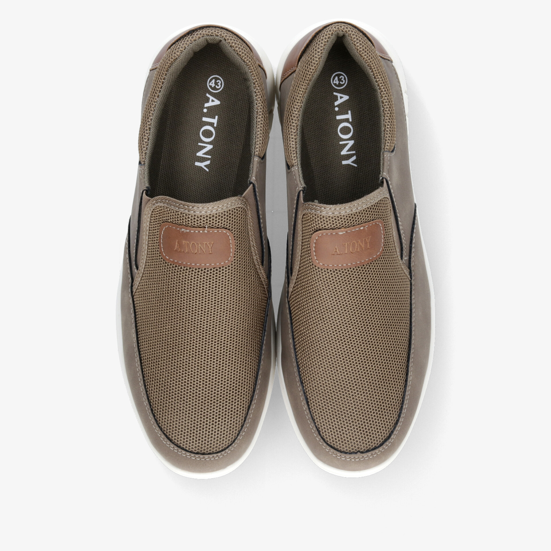 Beiges Slip-on Paar mit atmungsaktivem Material und rutschfester Sohle für hohen Tragekomfort