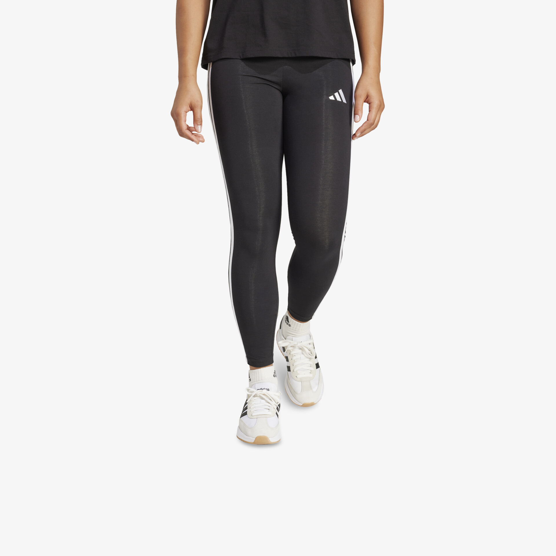 Leichte weiße Sneaker mit flexiblem, atmungsaktivem Material und sportlichem Design, ideal für hohen Komfort