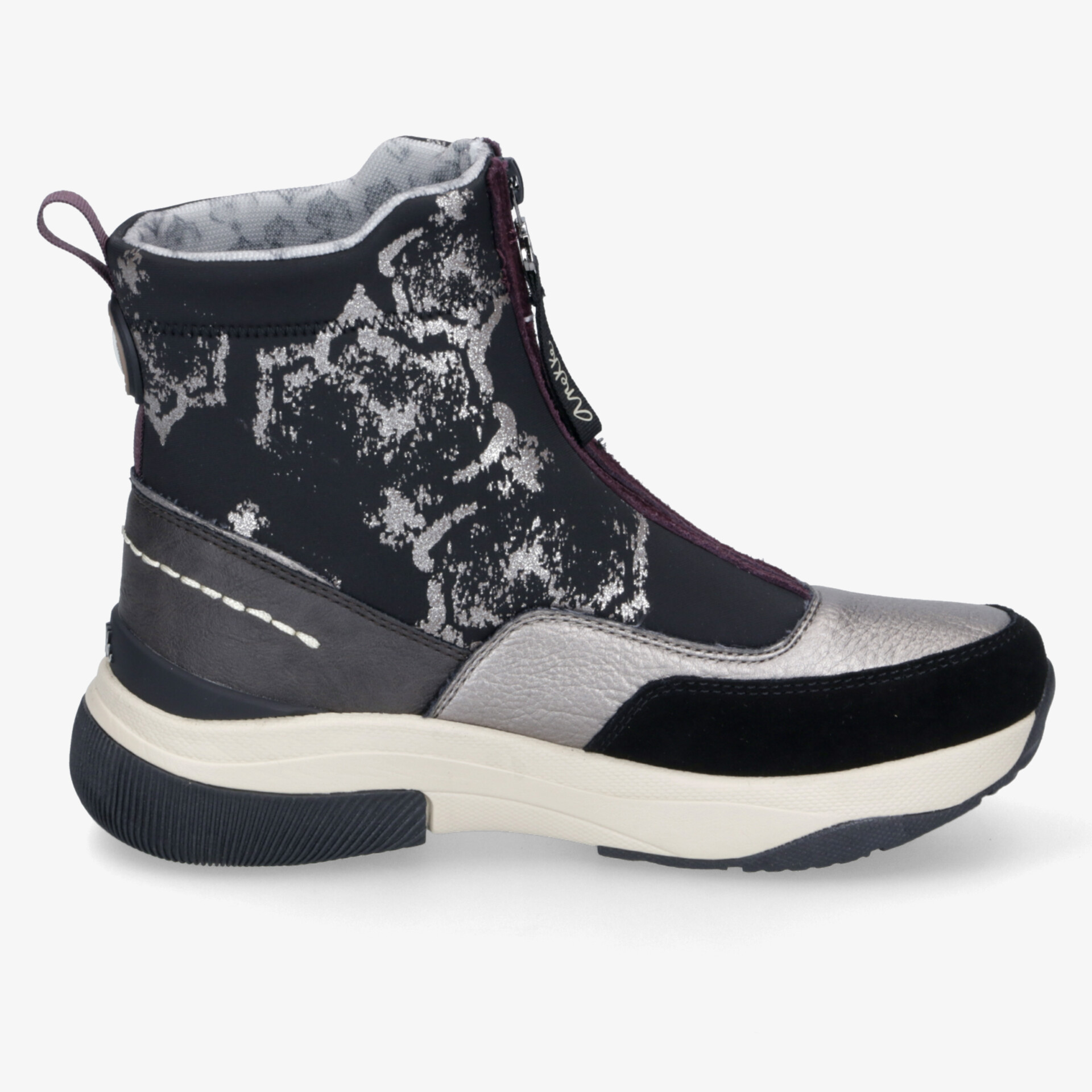 Robuster Winterschuh mit wärmendem Futter, langlebiger Sohle und modernem Design in seitlicher Ansicht