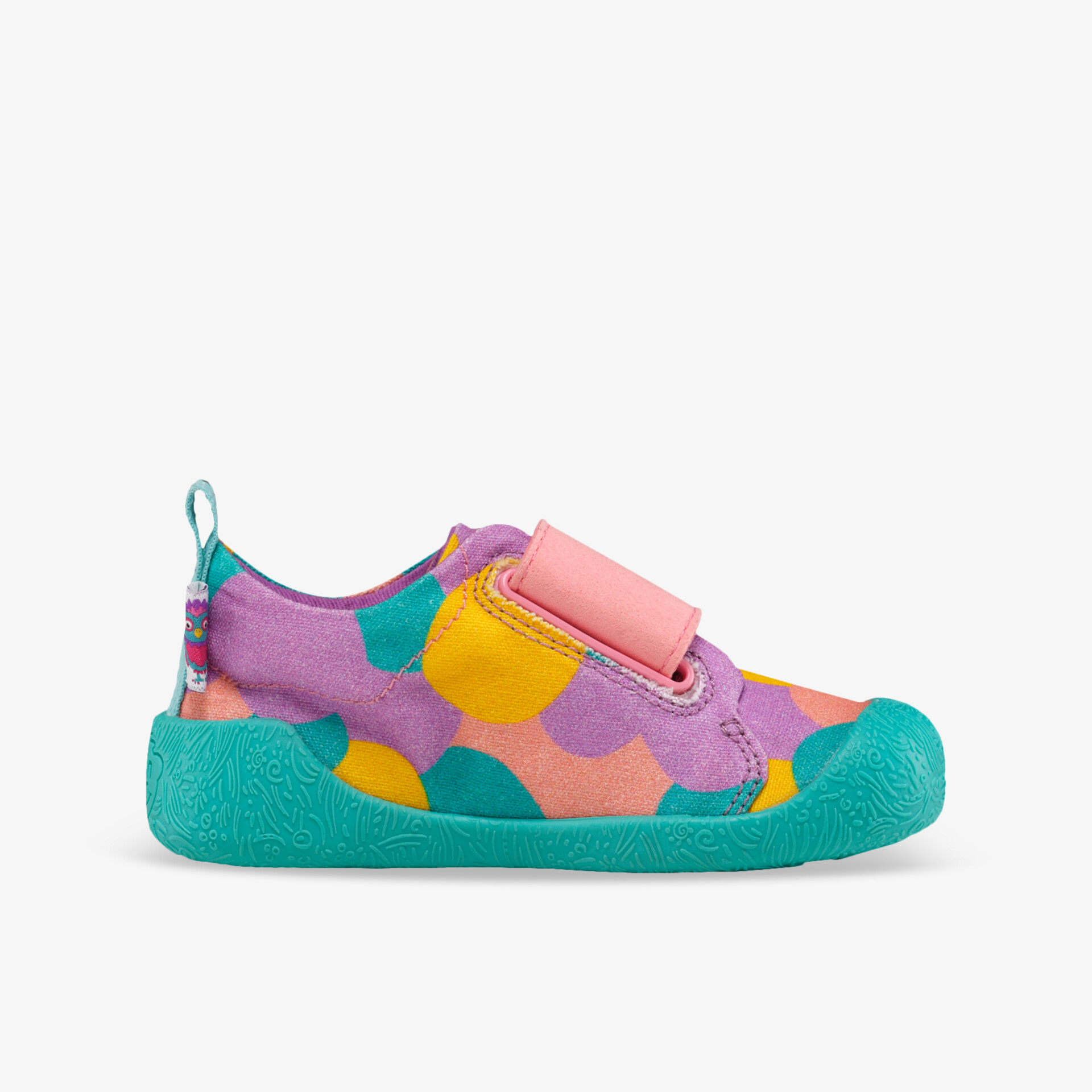 Seitliche Ansicht eines bunten Sneakers mit elastischem Verschluss und rutschfester Sohle, komfortabel und flexibel