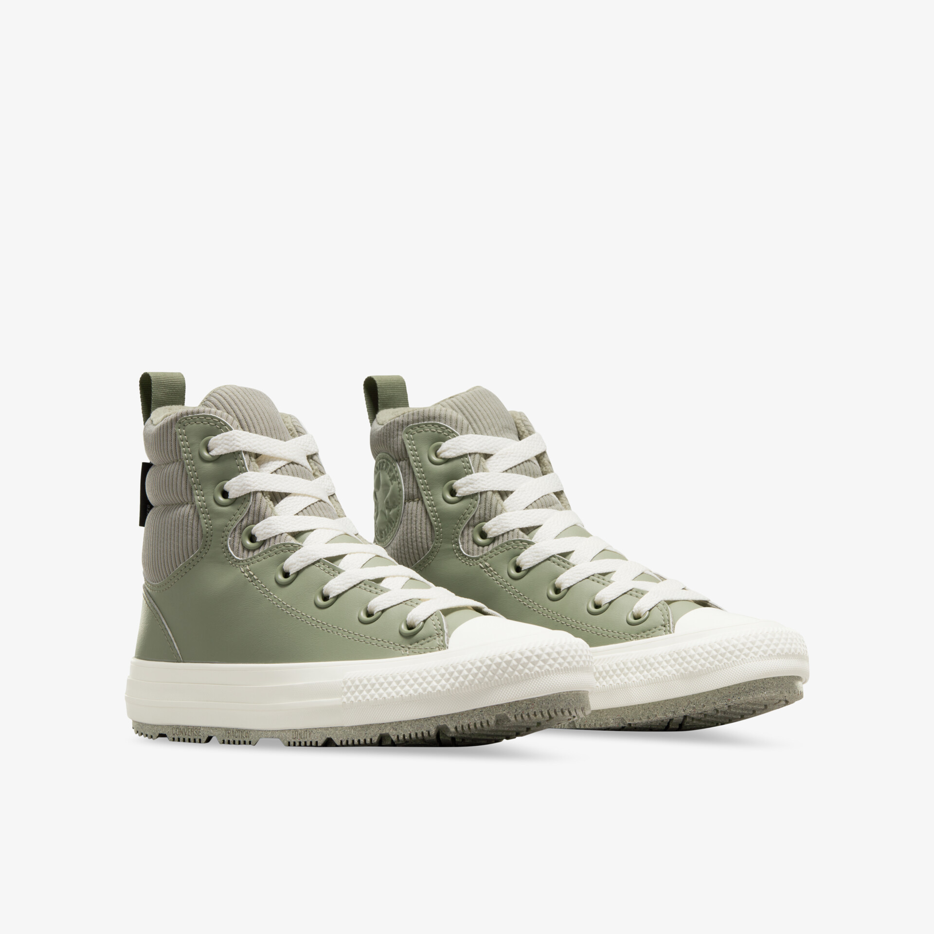Leichte, hohe Sneaker in Grün mit weißer Sohle, bequeme Passform und robusten Schnürsenkeln, modisch und vielseitig