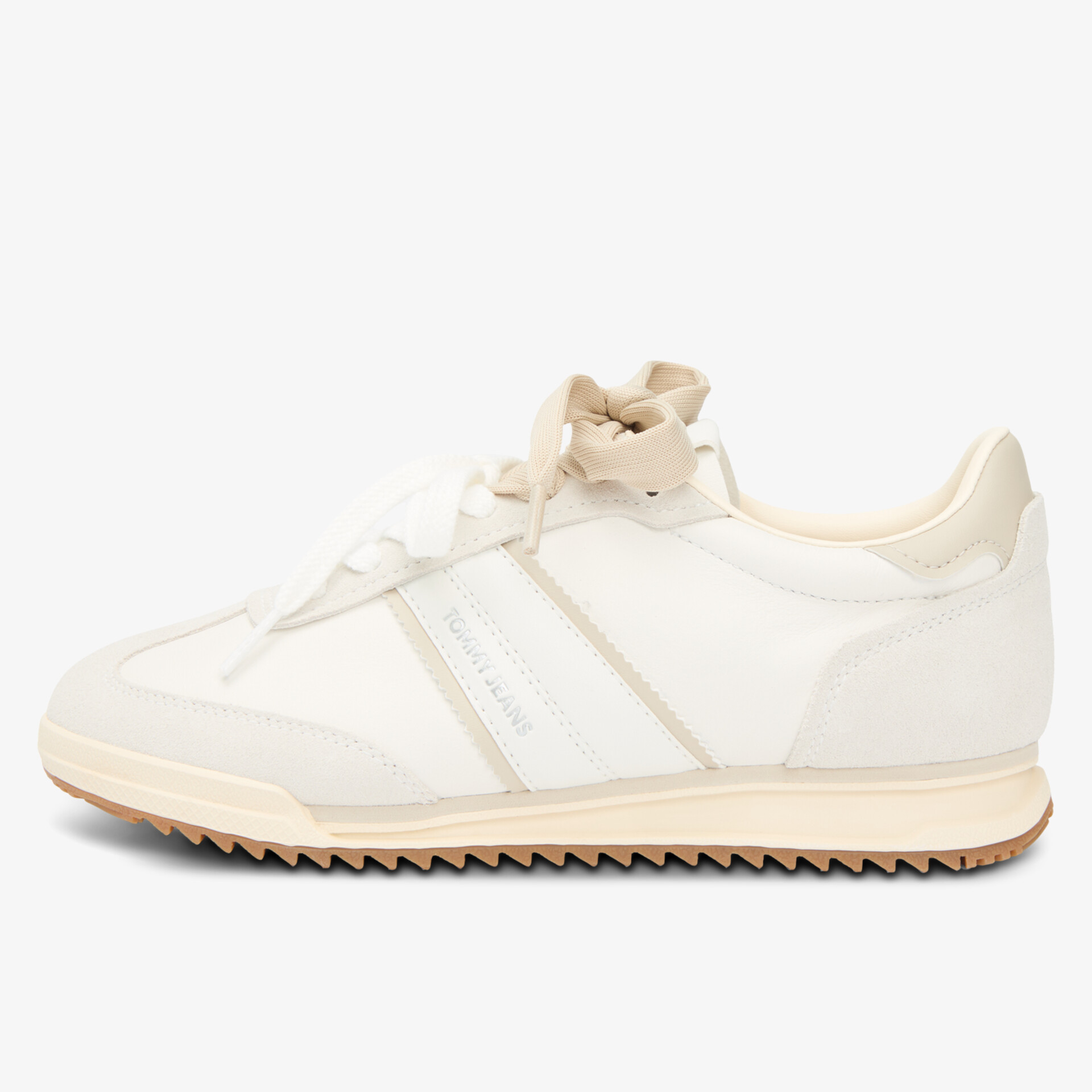 Leichter Sneaker mit sportlichem Design und bequemer Passform in eleganten Farbtönen seitlich dargestellt