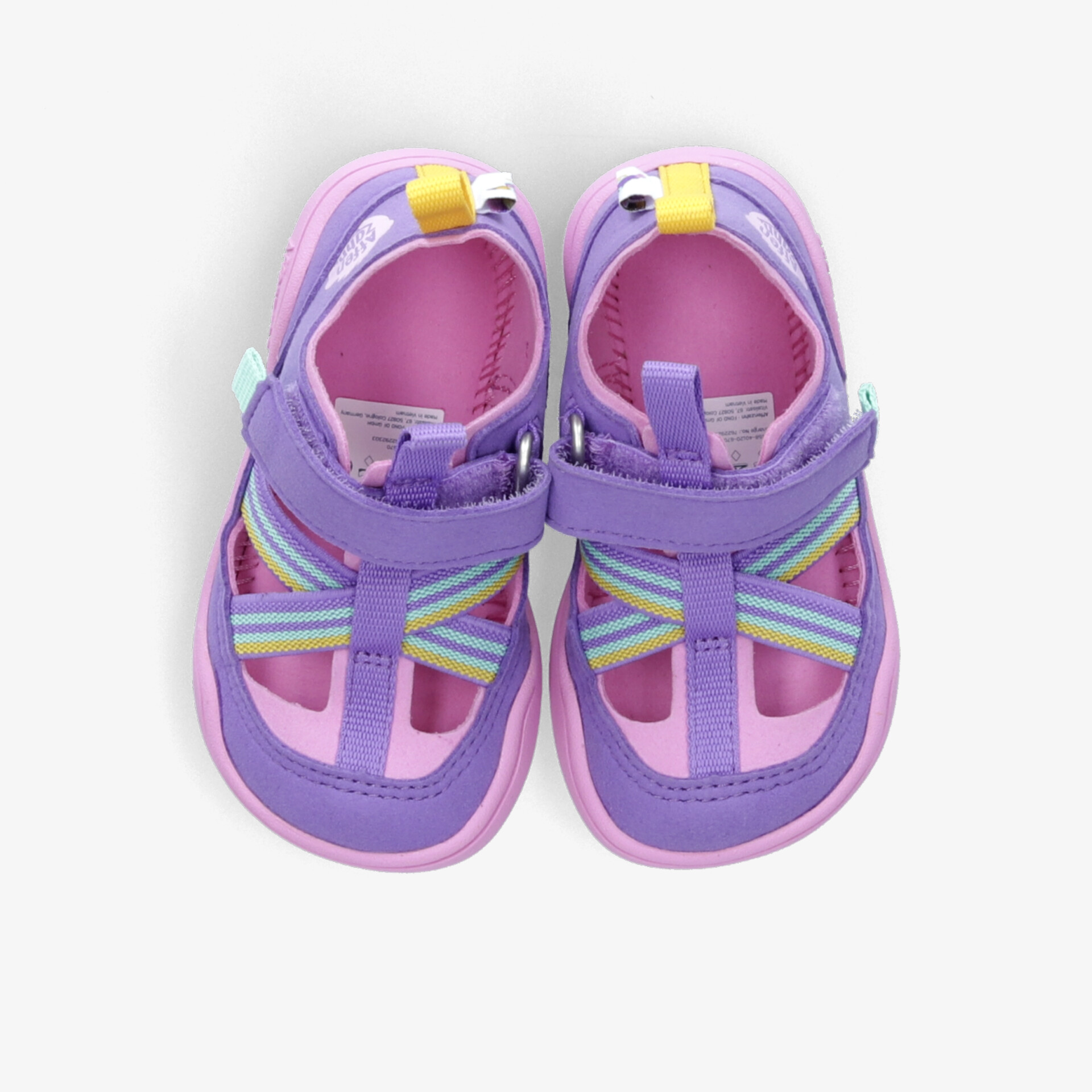 Stylische lila Sandalen mit verstellbaren Riemen und buntem Design, perfekter Tragekomfort für warme Tage.