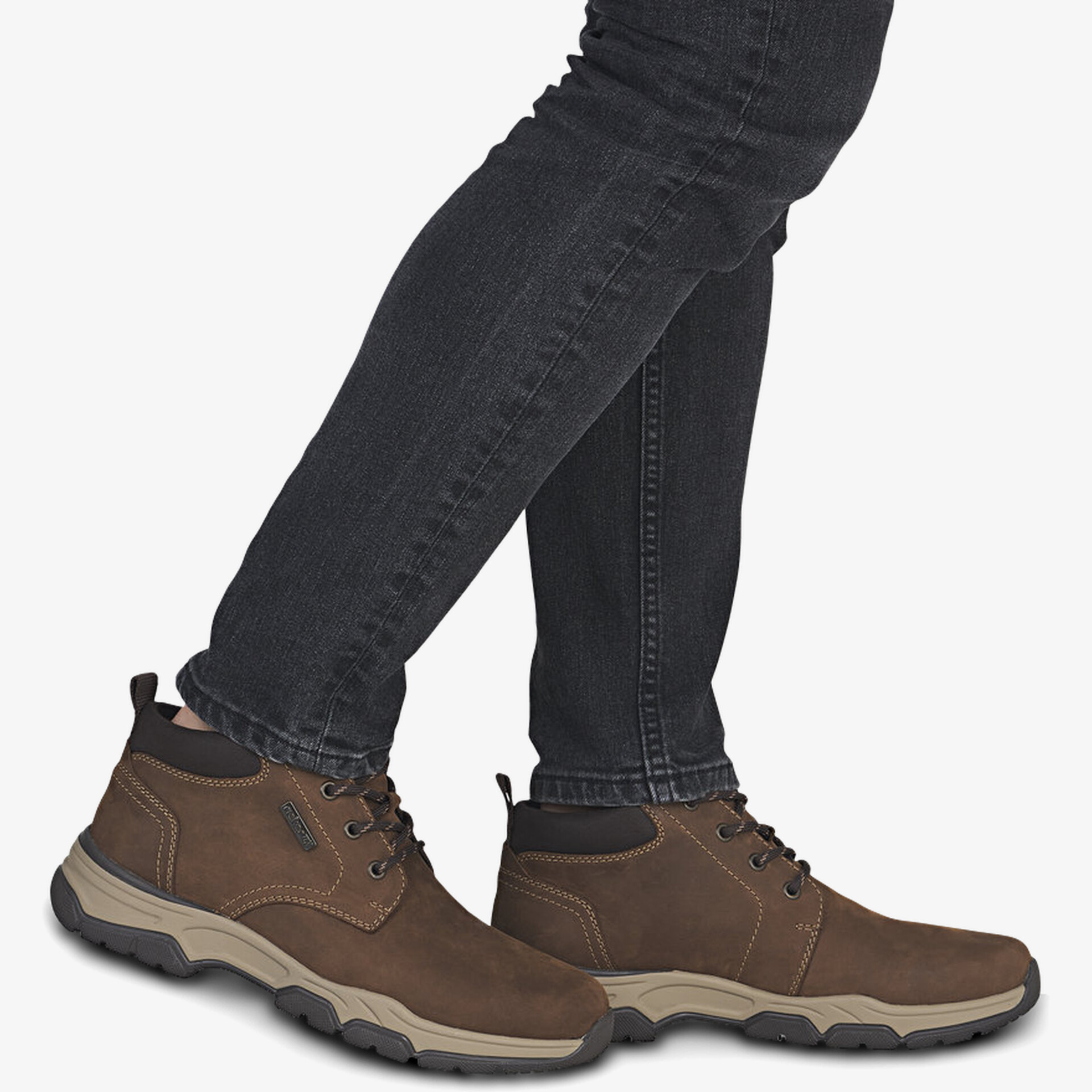 Robuste und komfortable braune Outdoor-Schuhe mit rutschfester Sohle und schnürbarem Design, seitliche Ansicht