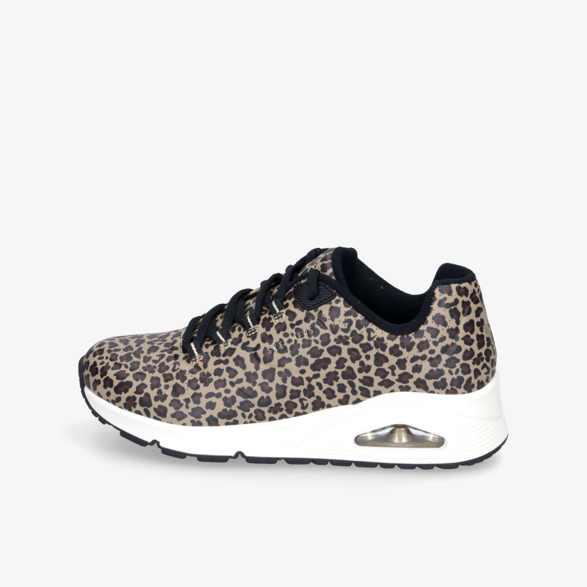 seitliche Ansicht eines modischen Sneaker mit Leopardenmuster und dämpfender, weißer Sohle