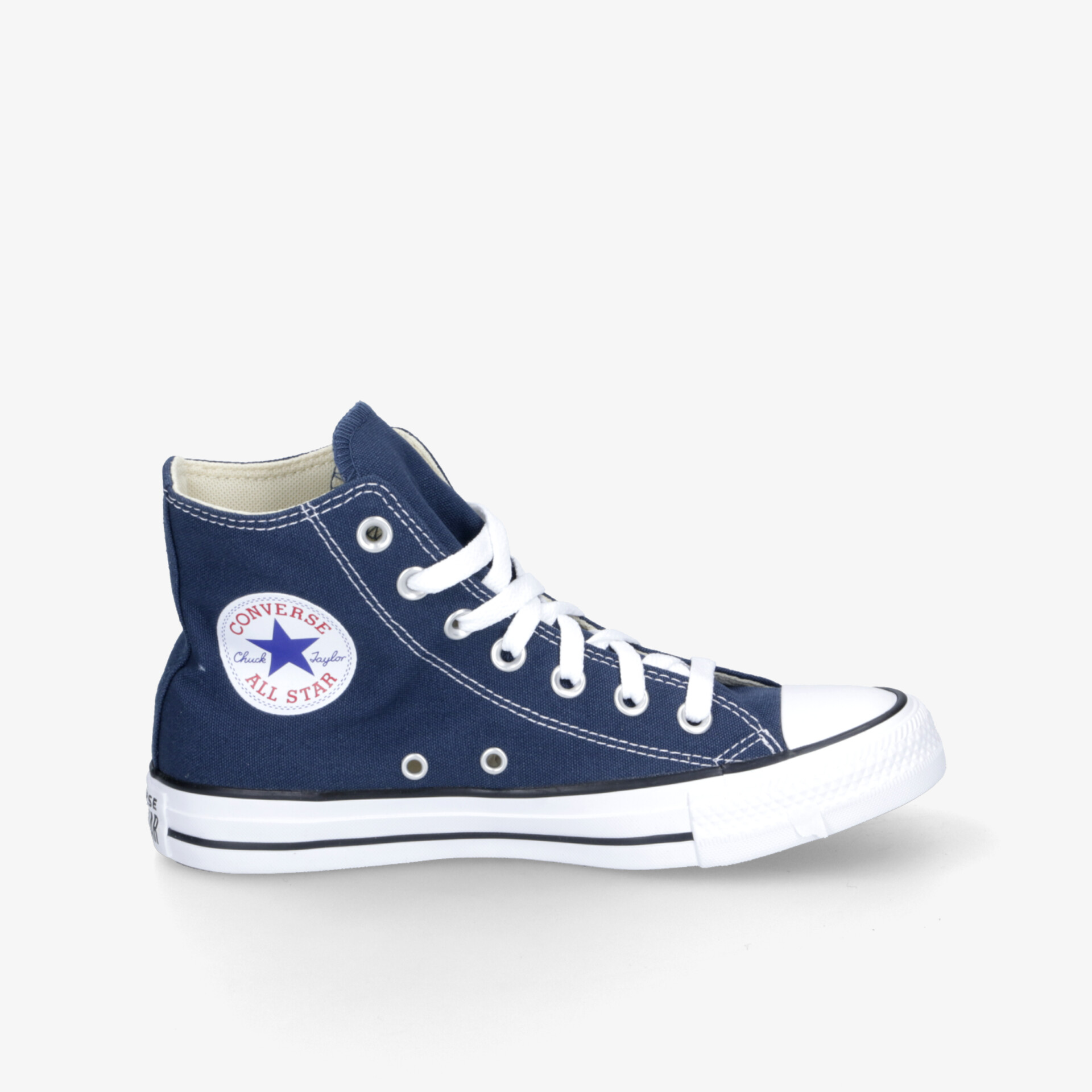 Seitliche Ansicht eines klassischen dunkelblauen Canvas-Sneakers mit weißer Gummisohle und markantem Logo