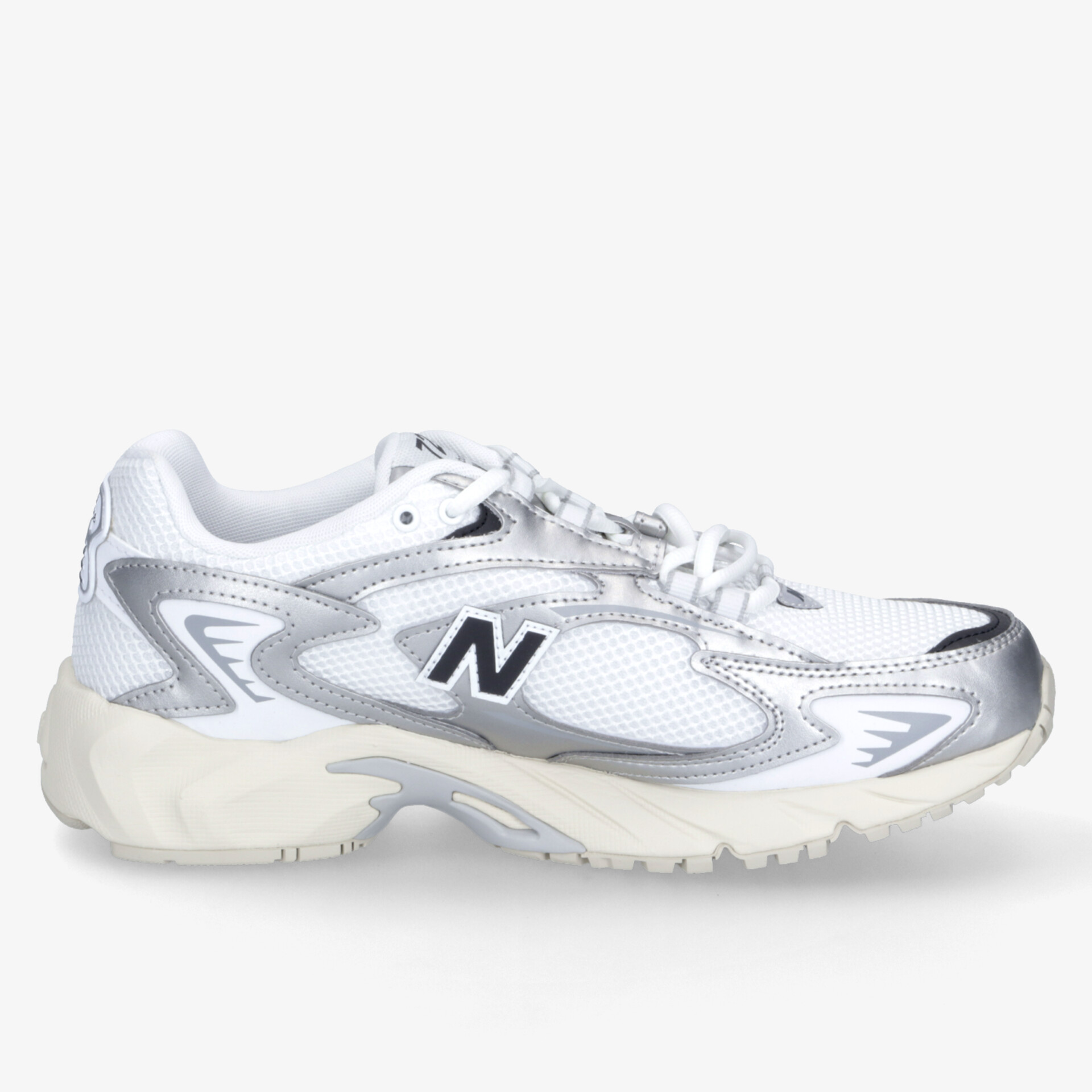 Leichter weißer Sportschuh mit stabilem Profil und atmungsaktivem Material, ideal für sportliche Aktivitäten