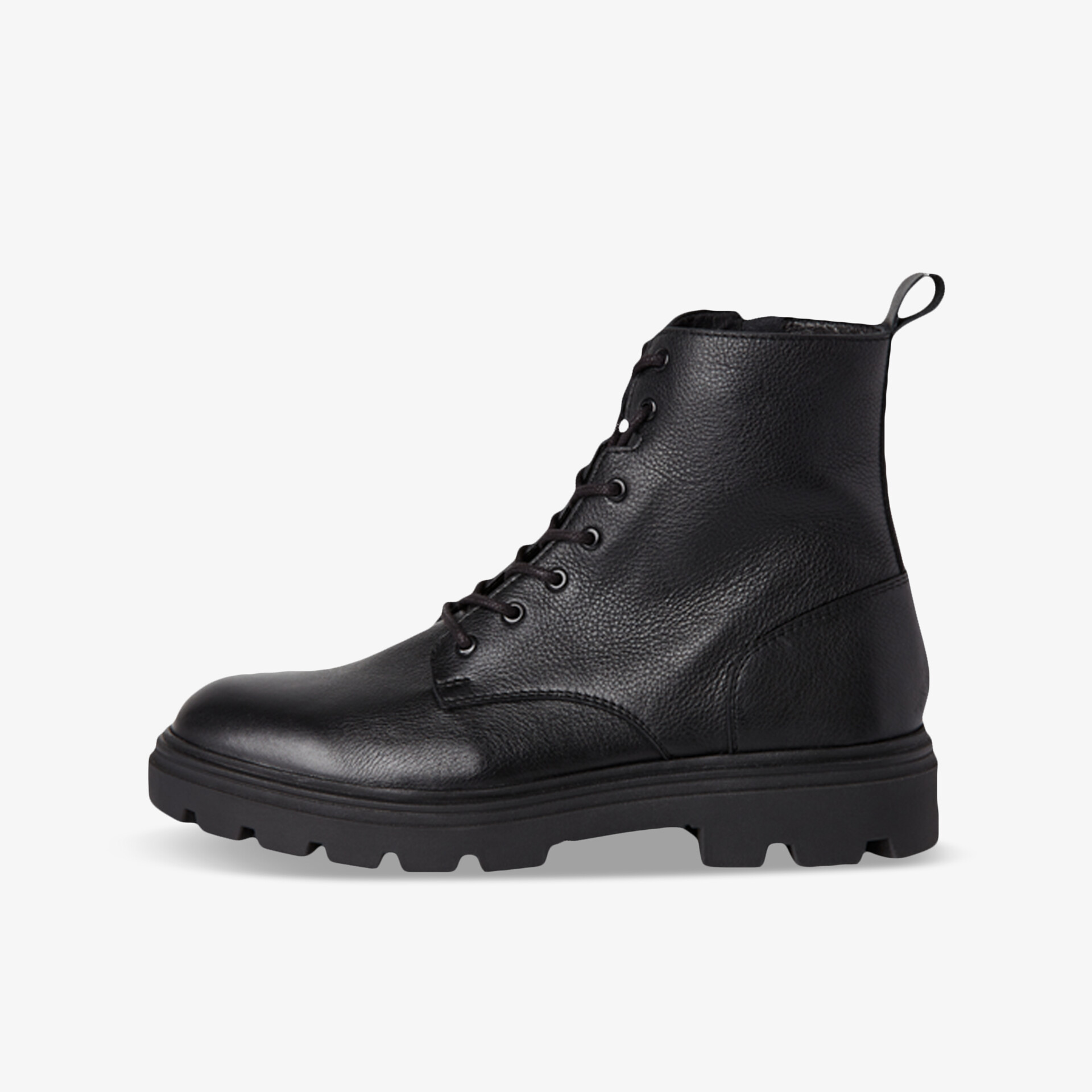 Schwarzer robuster Arbeitsstiefel mit rutschfester Sohle und bequemem Schnürverschluss, seitliche Ansicht