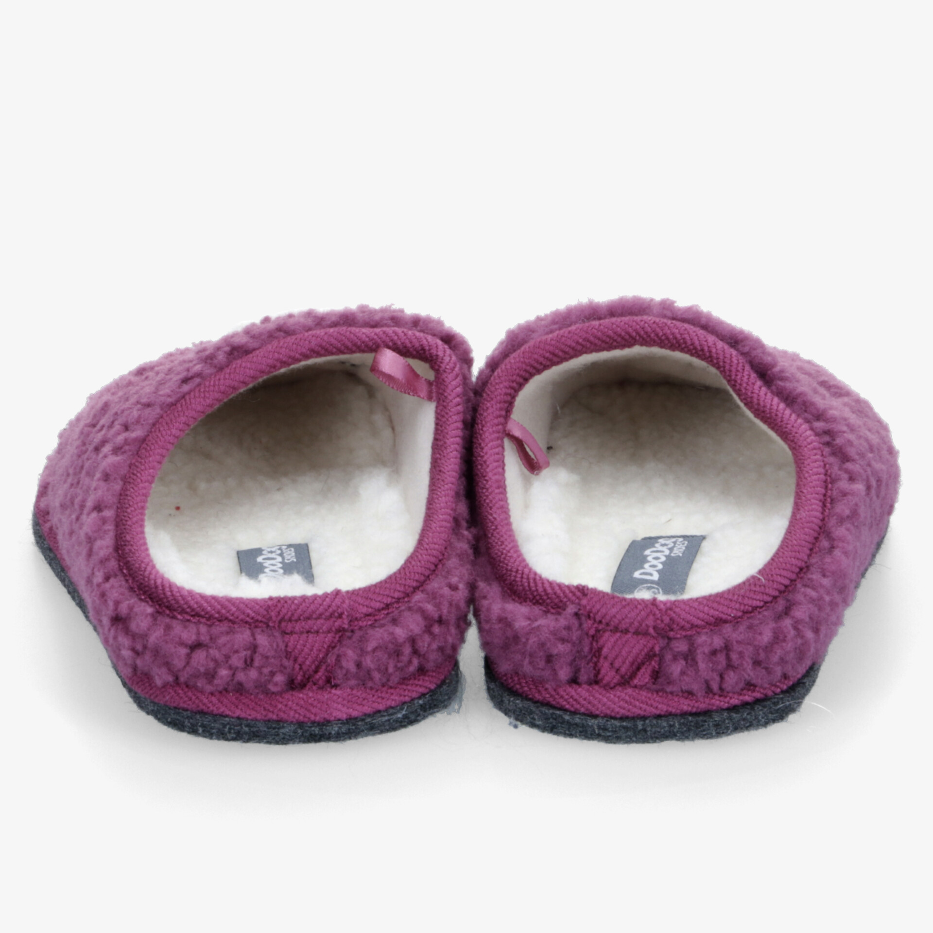 Rückansicht von weichen, warm gefütterten Hausschuhen im Paar in bordeaux mit rutschfester Sohle