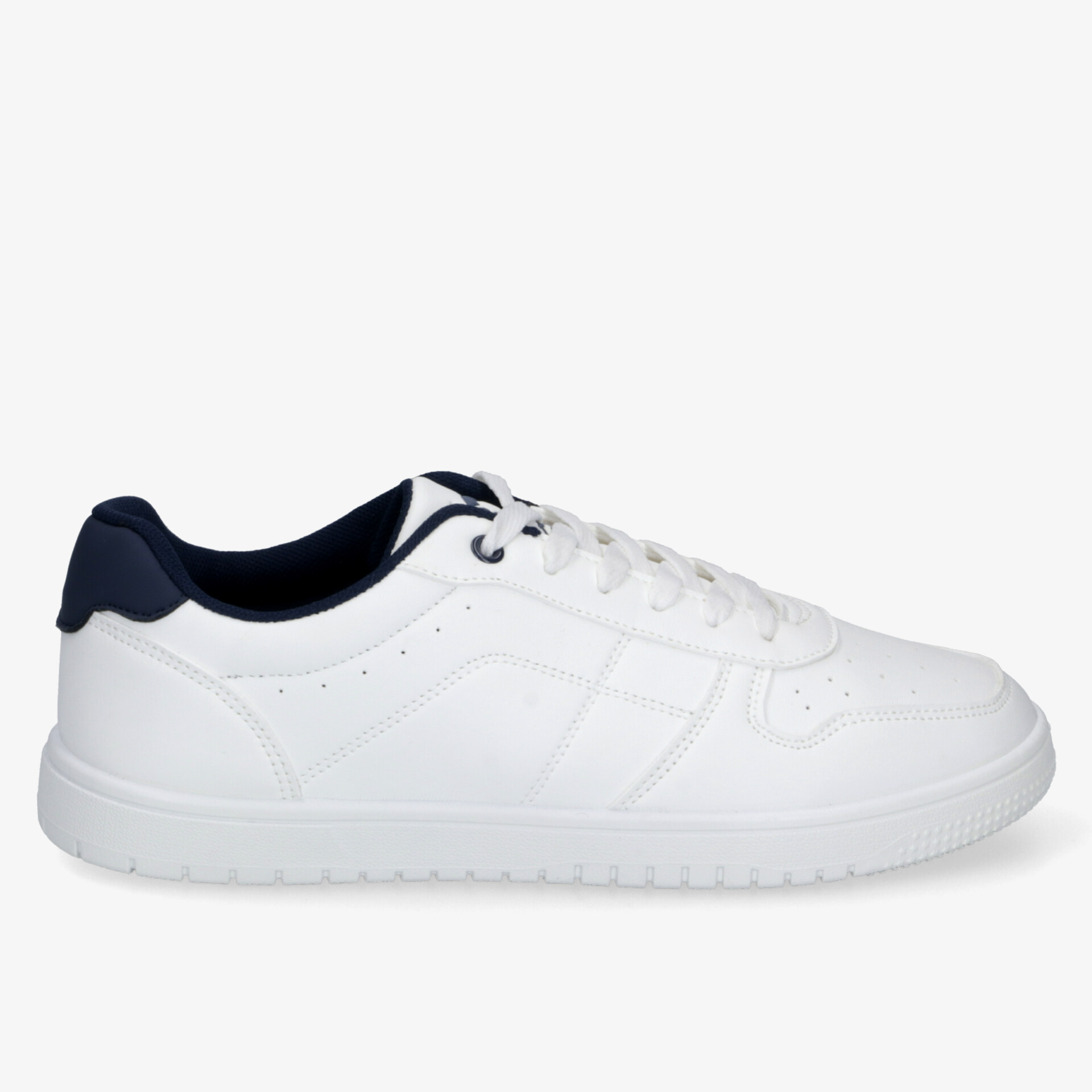 Moderner weißer Sneaker mit navy Akzent, vielseitiger Stil, robuste Sohle für optimalen Halt.