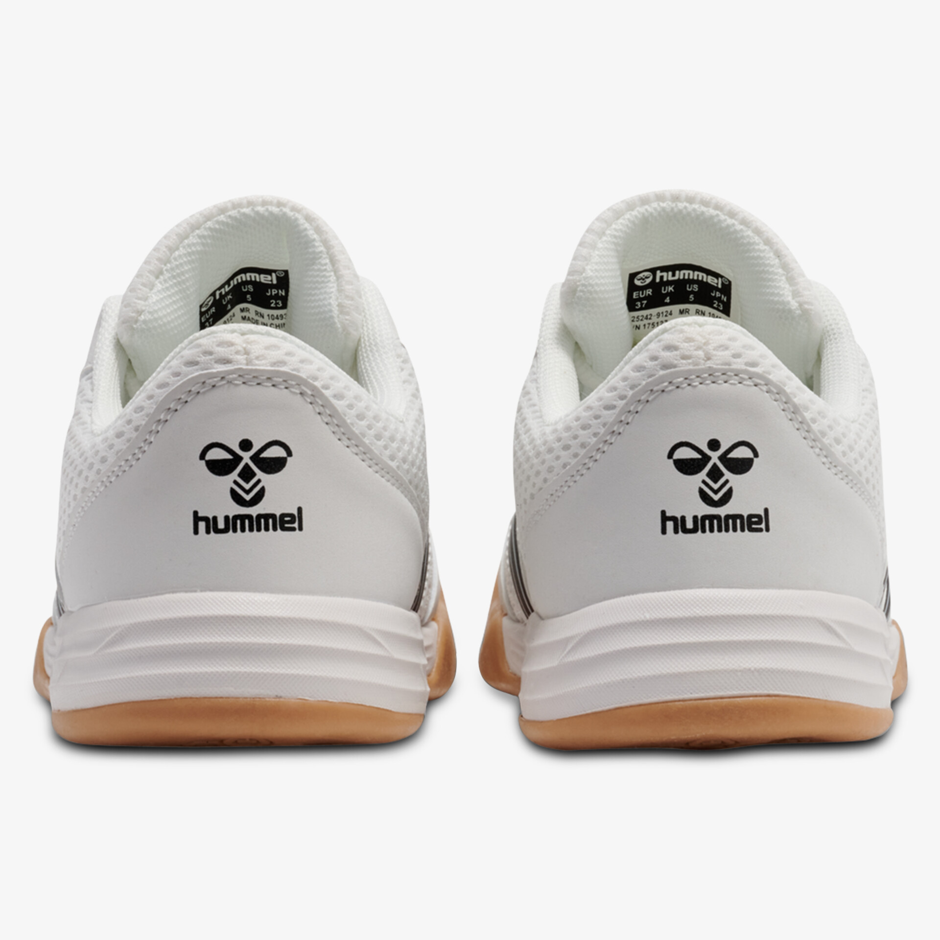 Weißer hummel Sportschuh mit gumfarbener Sohle, rutschfeste Profilsohle und bequemem niedrigen Schnitt