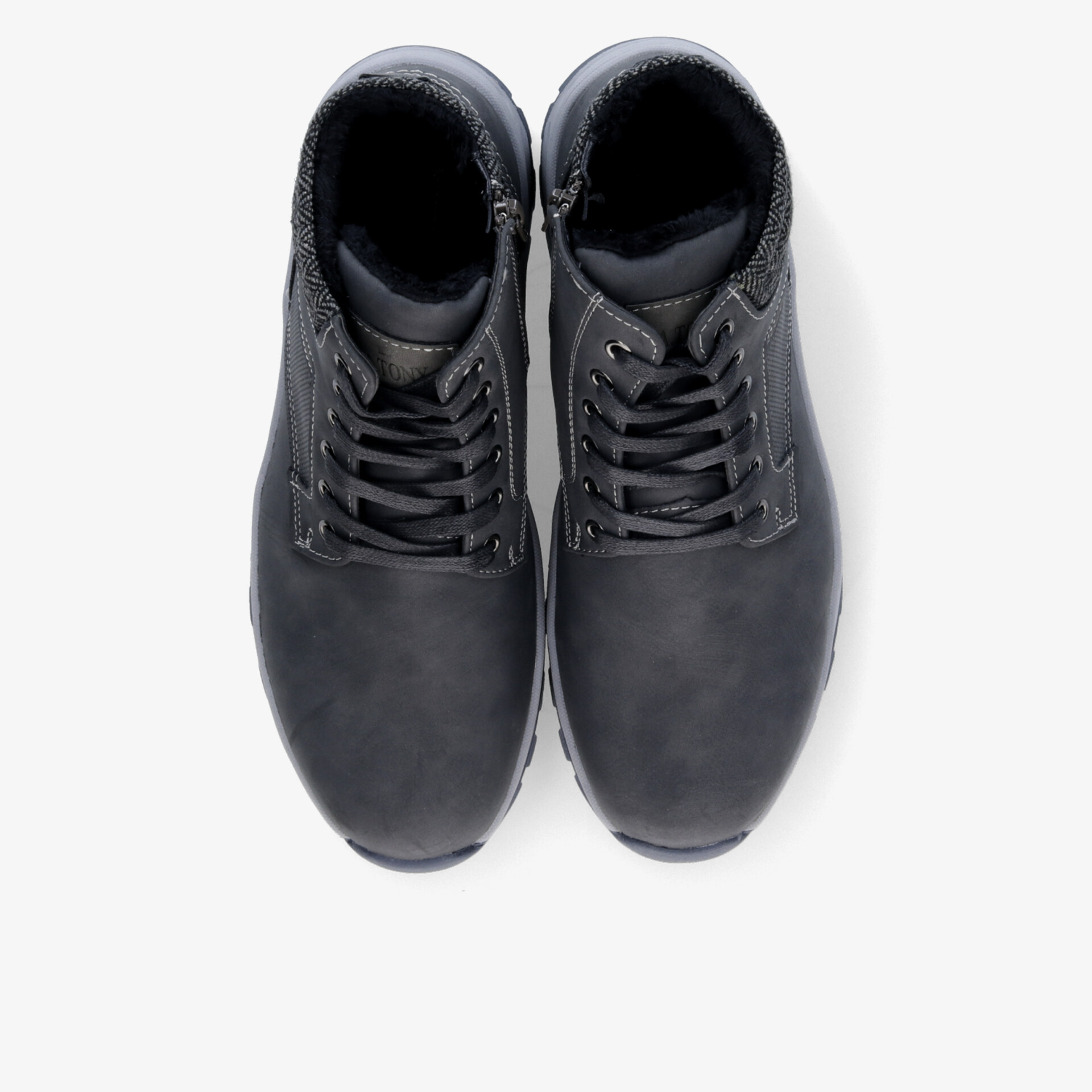 Schwarze Sportschuhe im Paar von oben, komfortabel und robust mit flexiblem Schaft und rutschfester Sohle