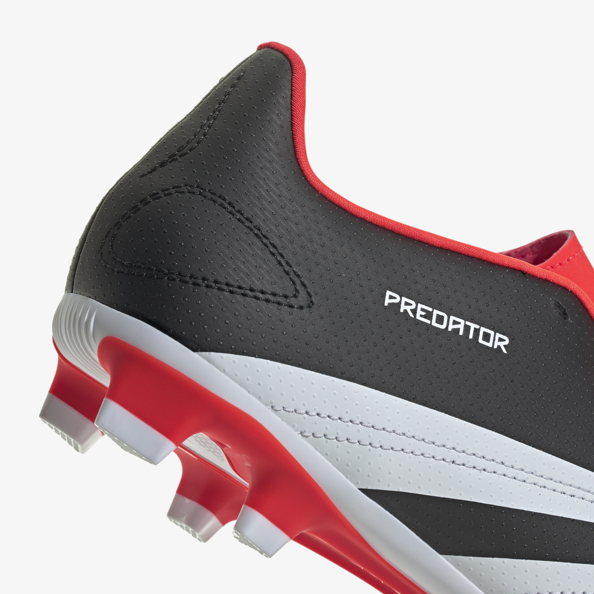 Detailansicht eines modernen Predator Fußballschuhs mit robuster Oberfläche und präziser Stollenanordnung