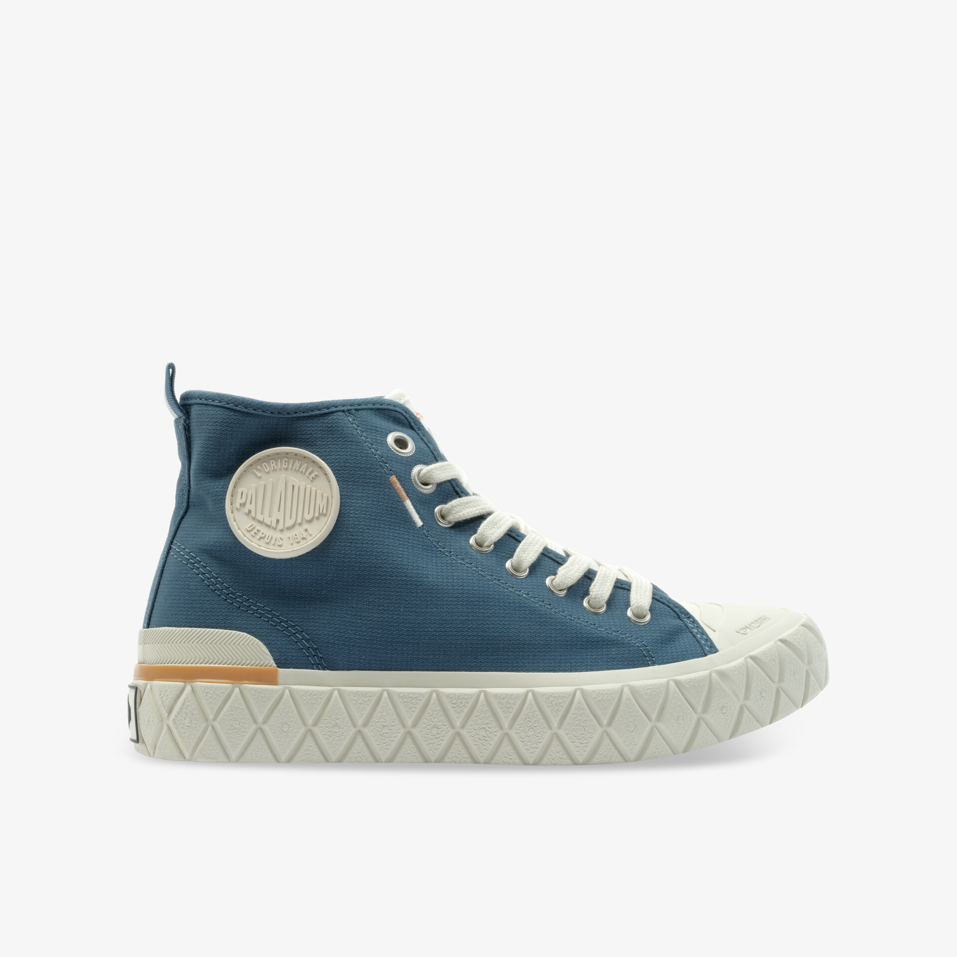 Blauer Sneaker mit hohem Schaft und weißer Gummisohle in klarer Seitenansicht