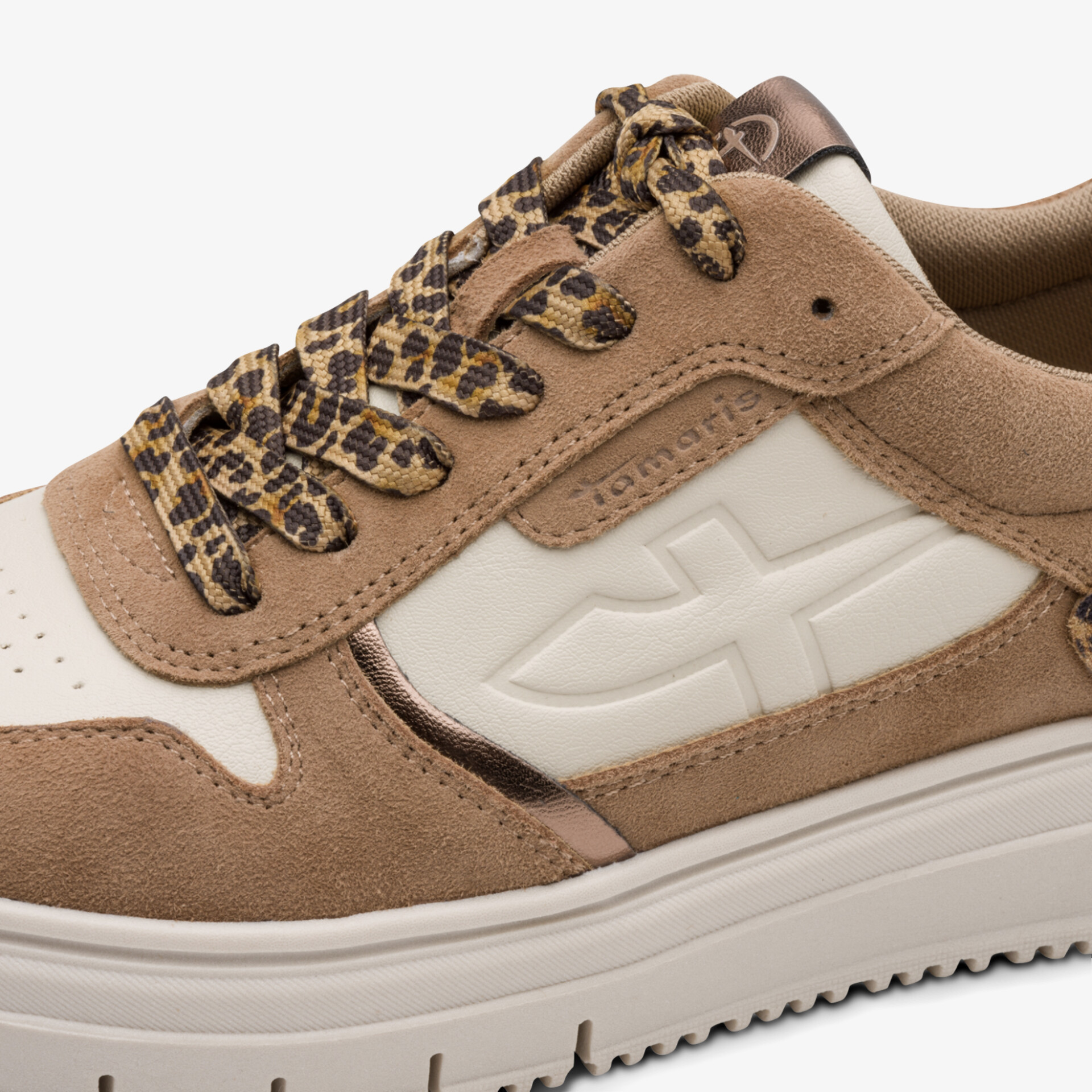 Moderner Sneaker mit Wildleder-Elementen und auffälliger Schnürung in Nahaufnahme
