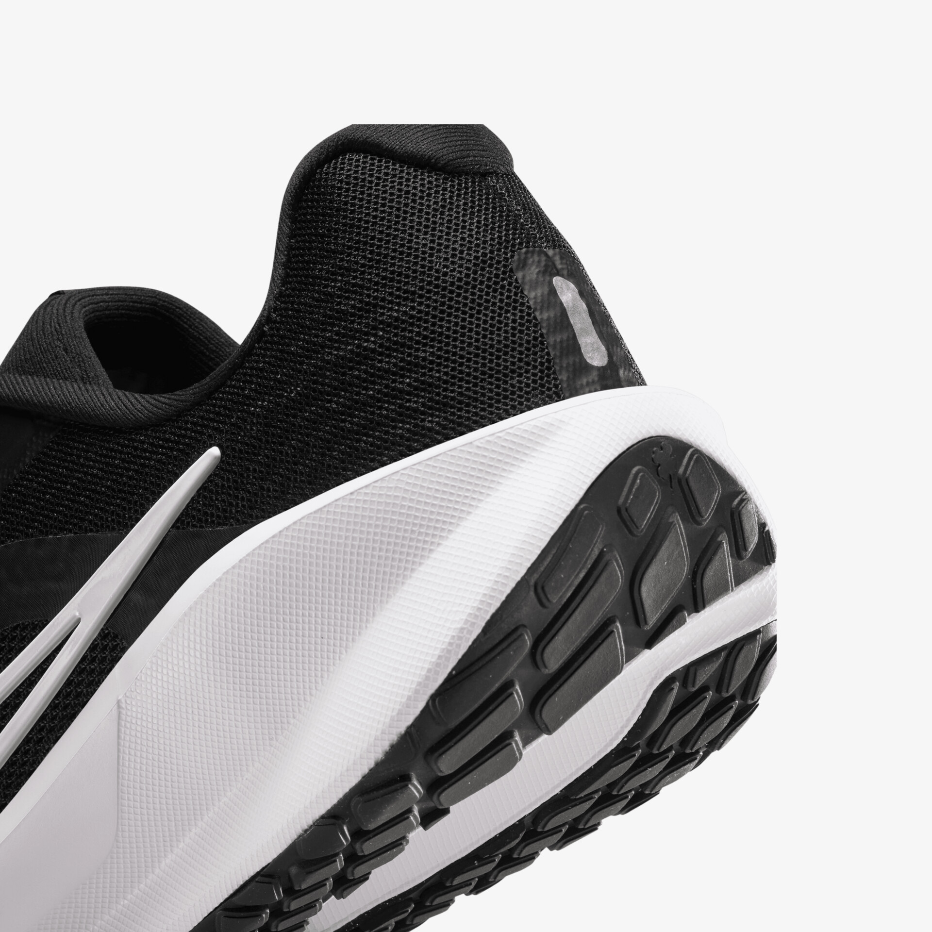 Detailaufnahme der langlebigen, rutschfesten Sohle eines leichten Sportschuhs mit atmungsaktivem Obermaterial