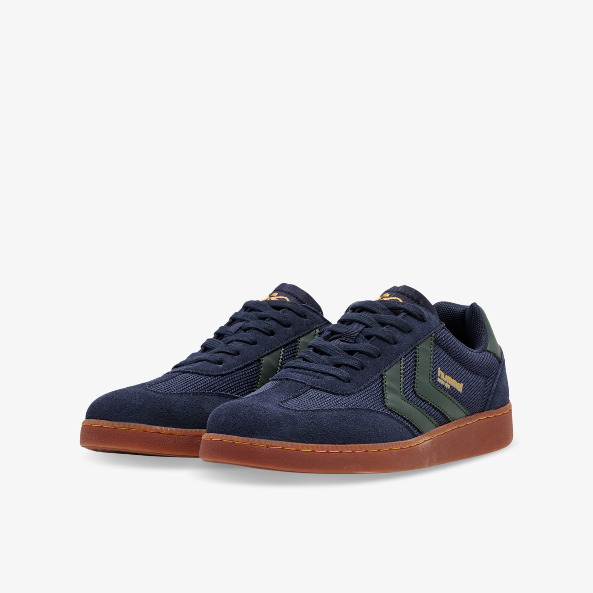 Elegante dunkelblaue Sneaker mit markanter brauner Sohle und robusten Schnürsenkeln, perfekt für Alltag und Freizeit