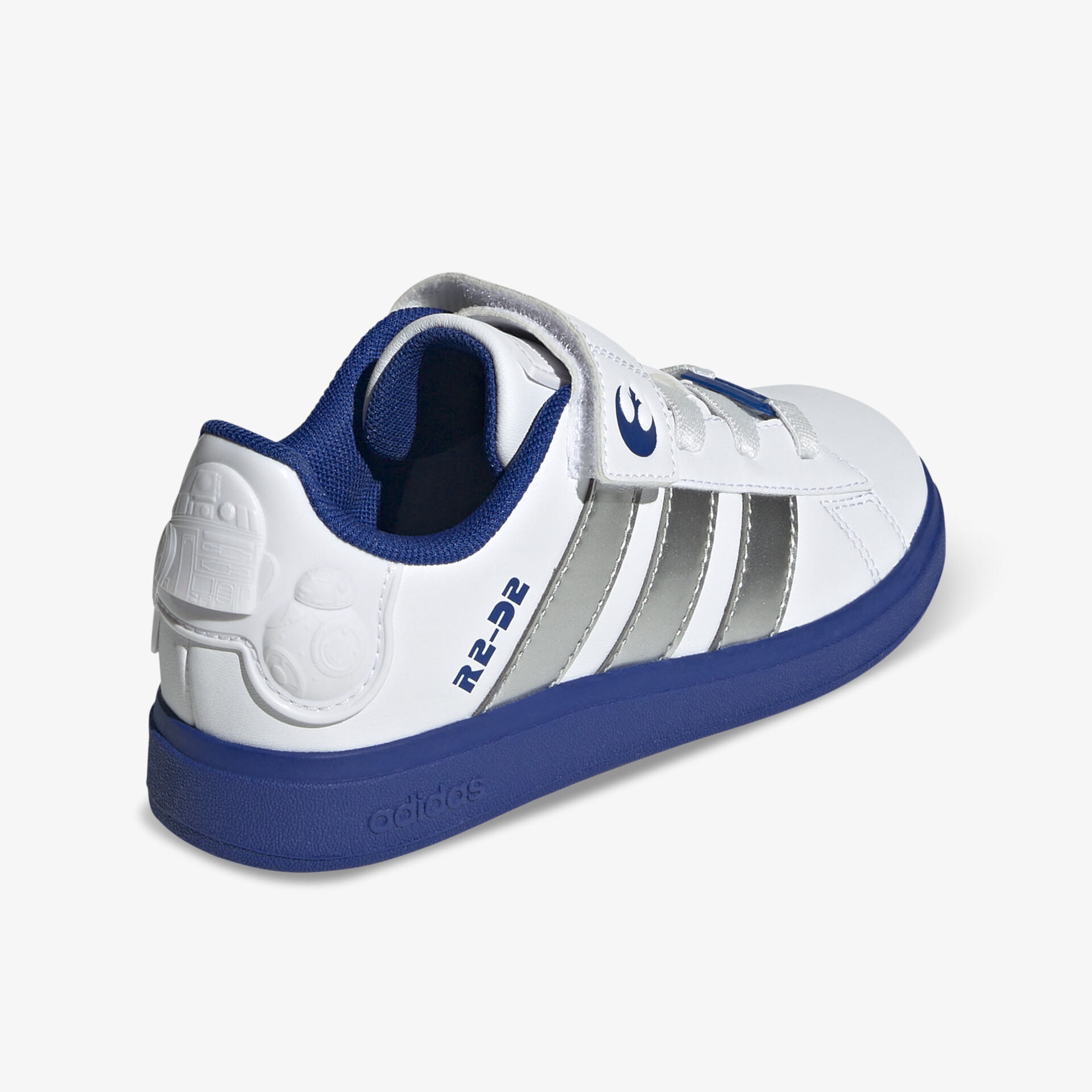 Weißer Sportschuh mit blauer Sohle und Sitzkomfort für vielseitige sportliche Aktivitäten