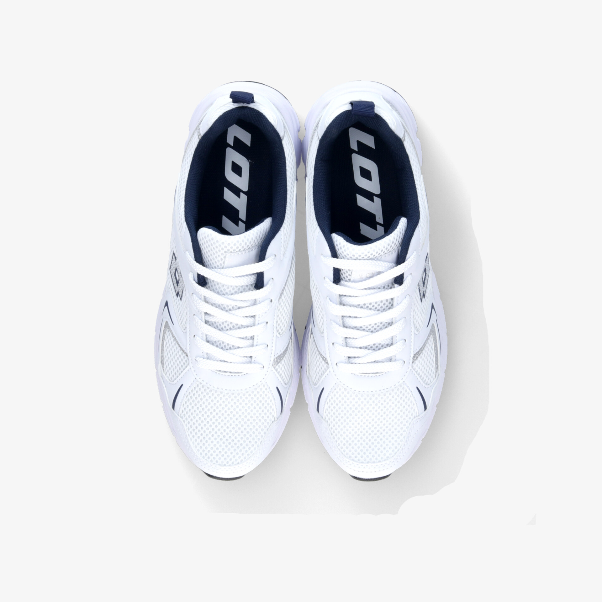 Weiße Sportschuhe mit Schnürsenkeln in bequemer Passform und modernem, leichtem Design, von oben aufgenommen