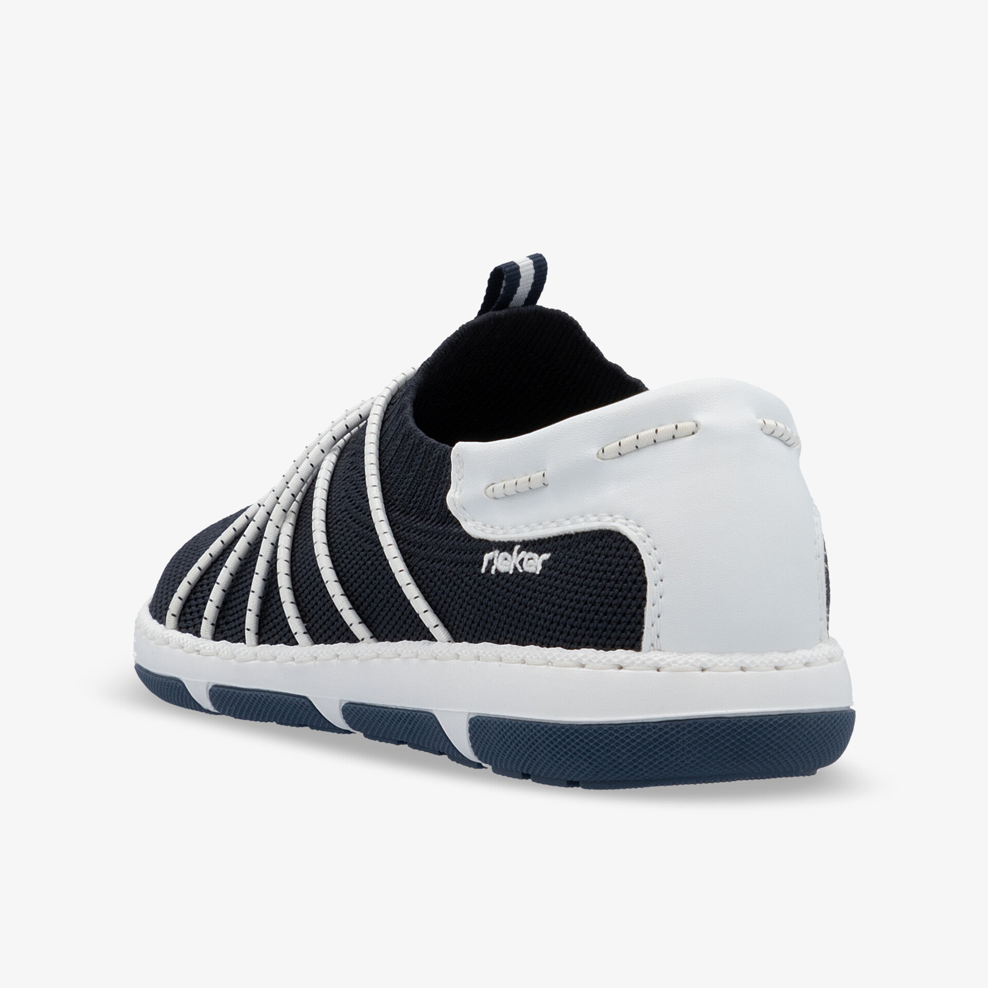 Schwarzer und weißer leichter Schuh mit flexibler Sohle und komfortabler Passform in seitlicher Ansicht