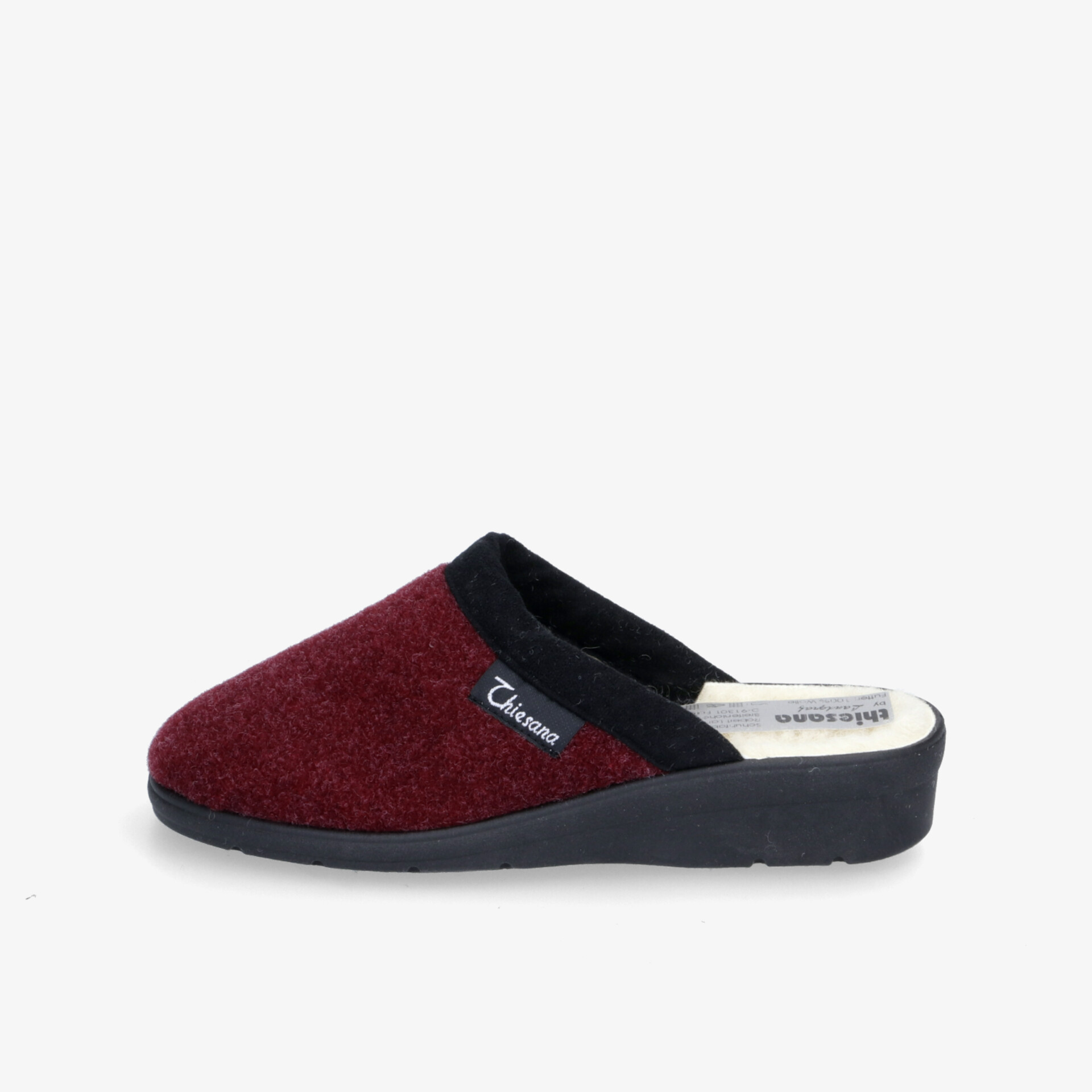 Bequemer roter Filzhausschuh mit schwarzer Einfassung und stabiler Sohle für optimalen Komfort im Alltag.